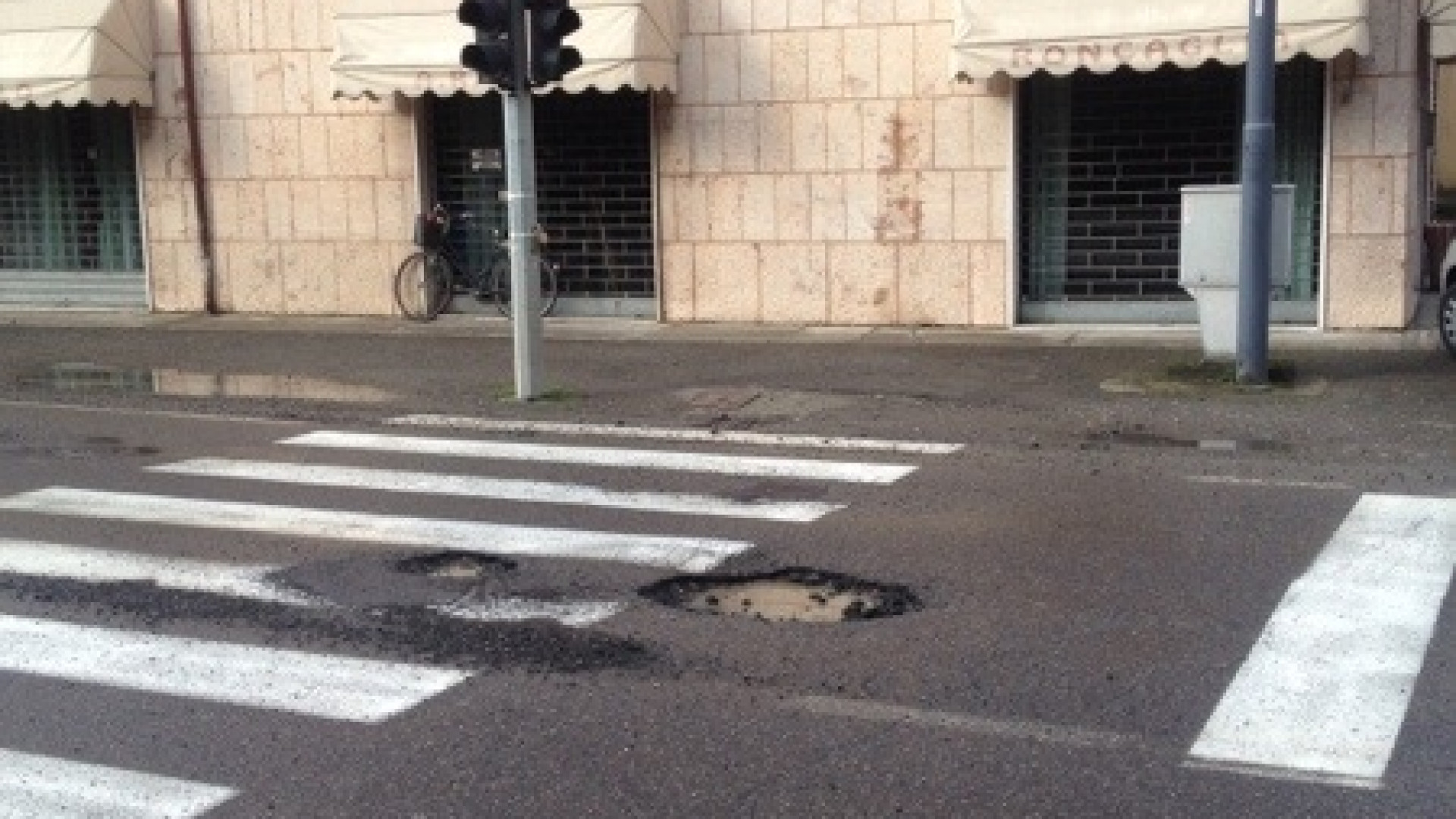 Strade colabrodo: a Roncaglia un cratere al centro della carreggiata