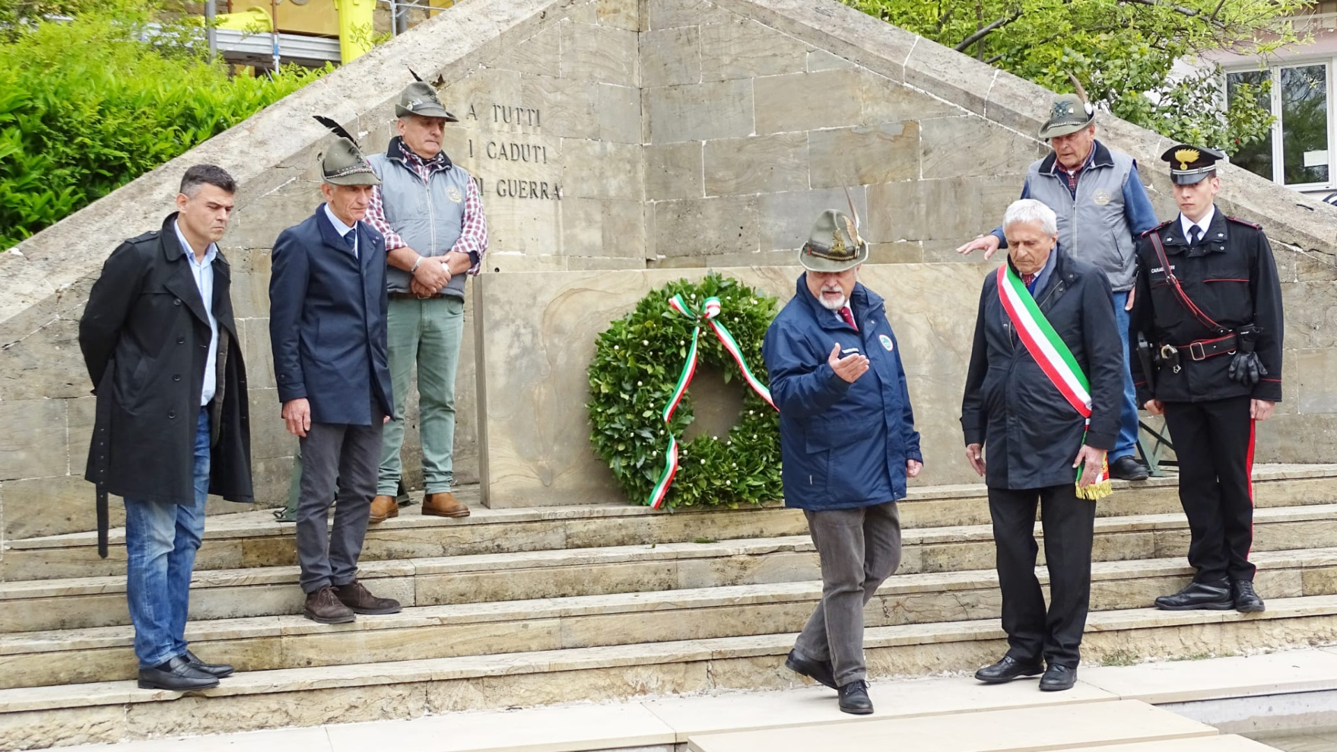 Vernasca celebra gli alpini: omaggio di associazioni e autorità ai caduti