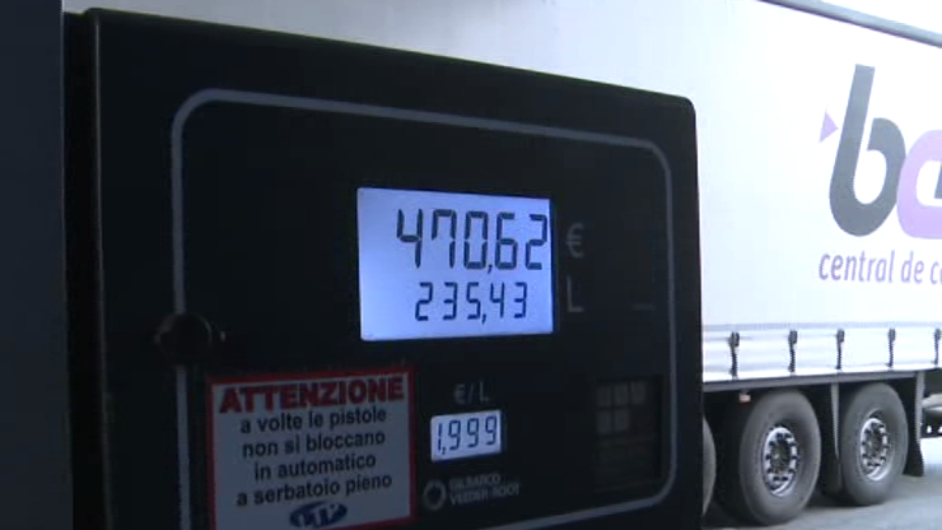 Trasporti a rischio collasso, le ditte: "Un pieno del camion ci costa 500 euro in più"