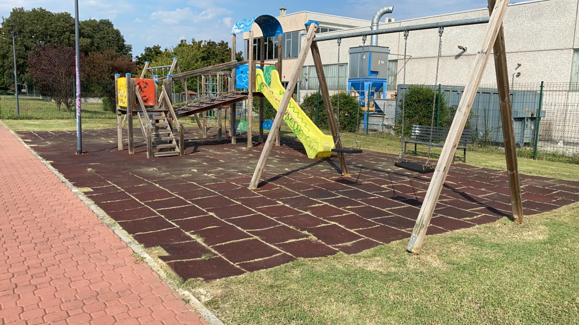 Borgotrebbia, sistemato il parco giochi: "Degrado a fasi alterne"