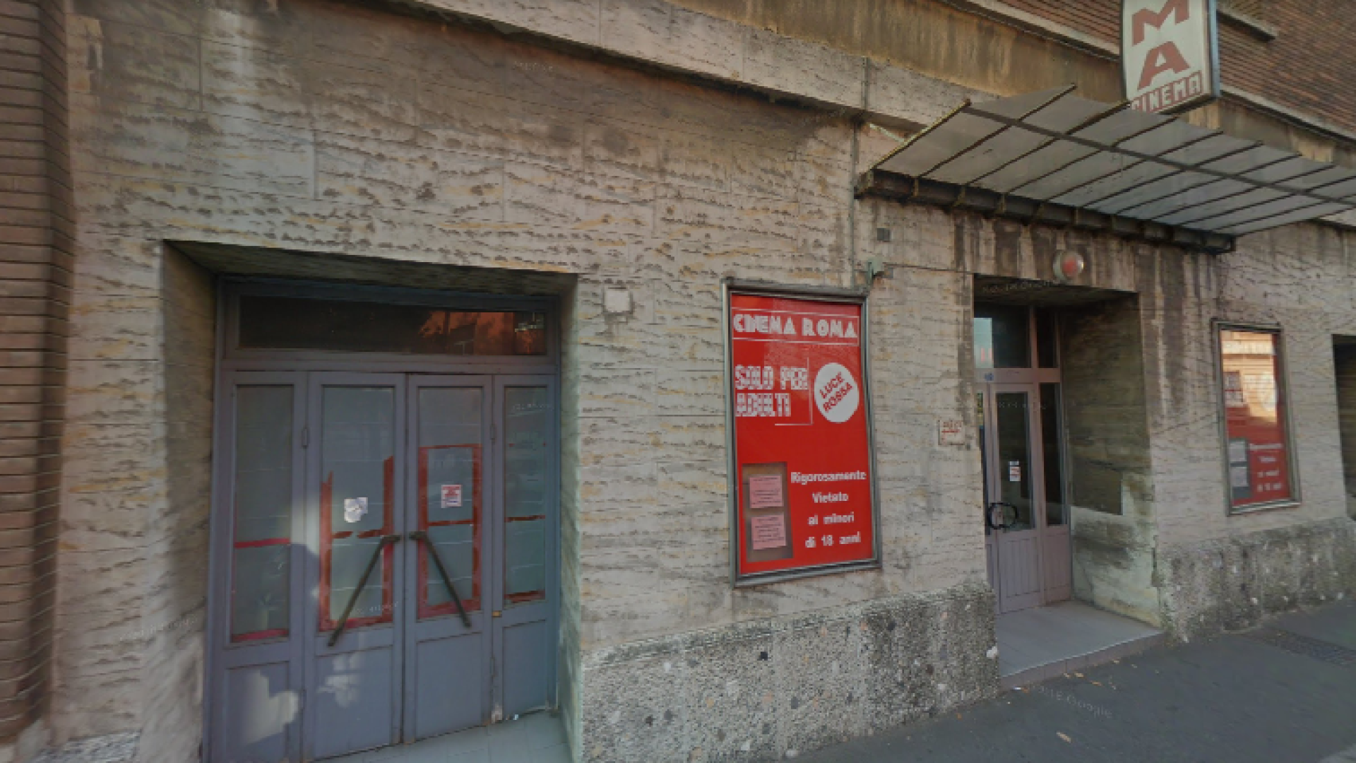 Si introduce nel cinema Roma e fa scattare l’allarme: 34enne in manette