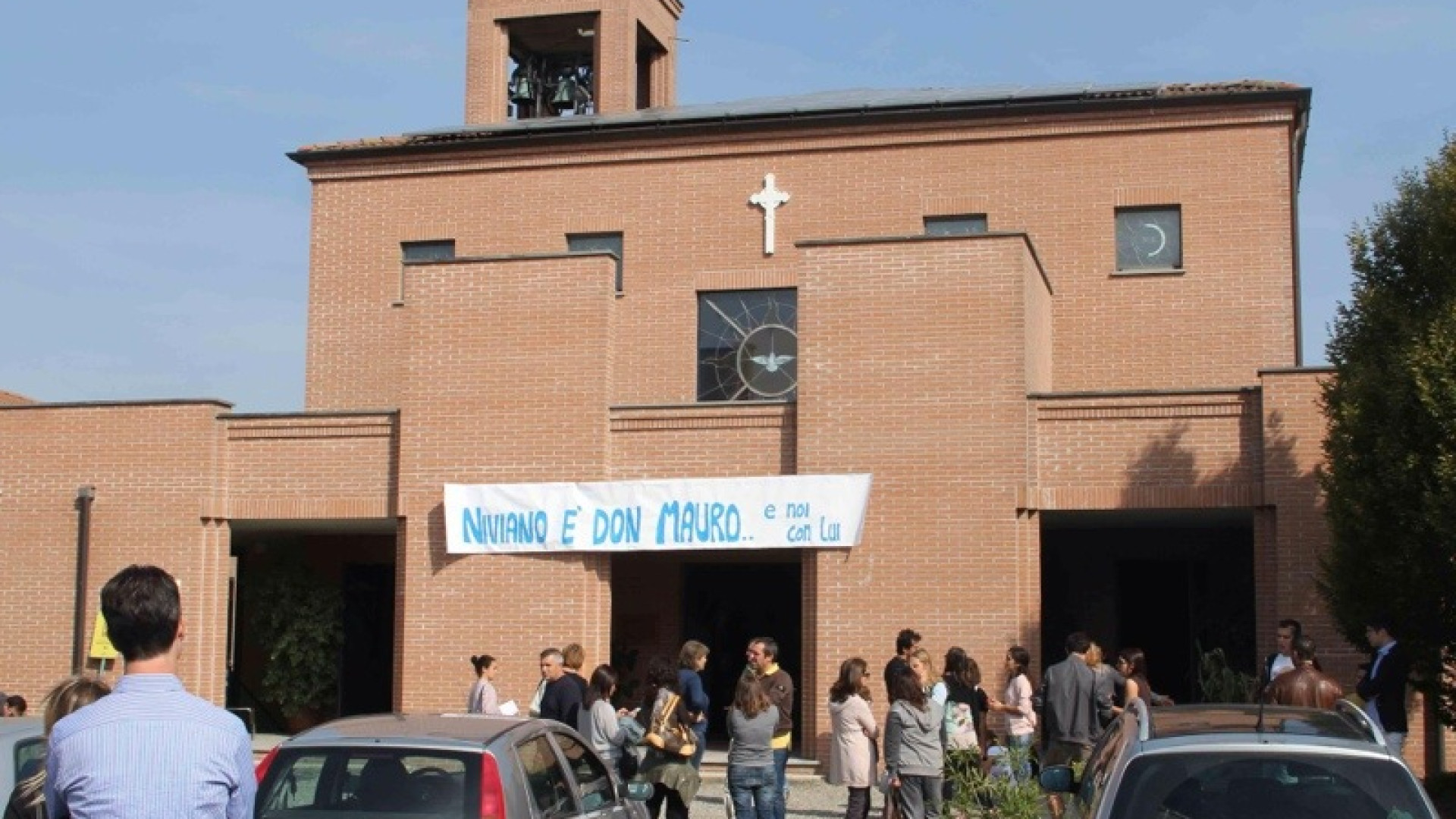 Le mamme di Niviano in protesta: "Lasciateci don Mauro"