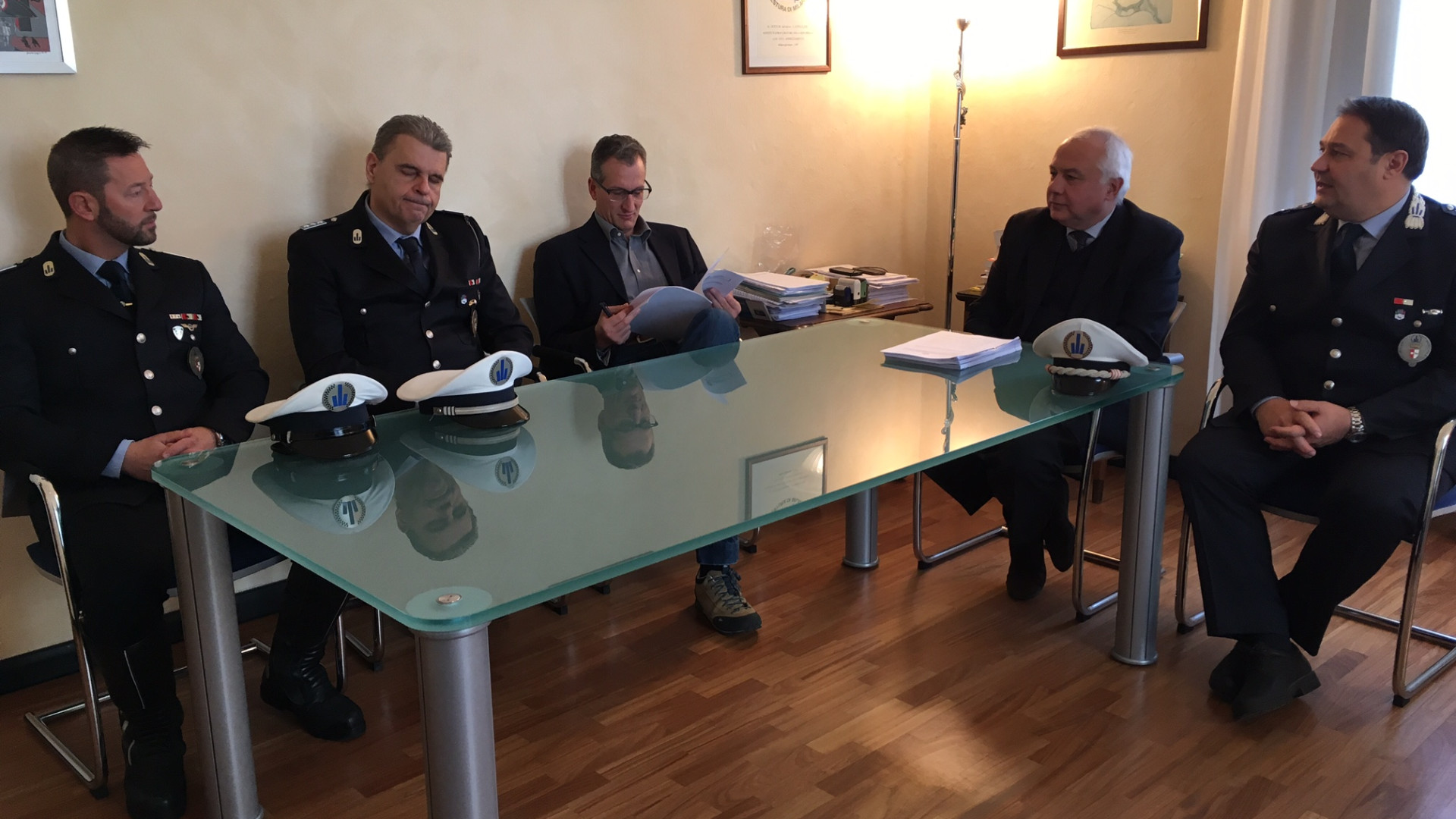 La costringe a prostituirsi per comprarsi la droga. Quattro arresti