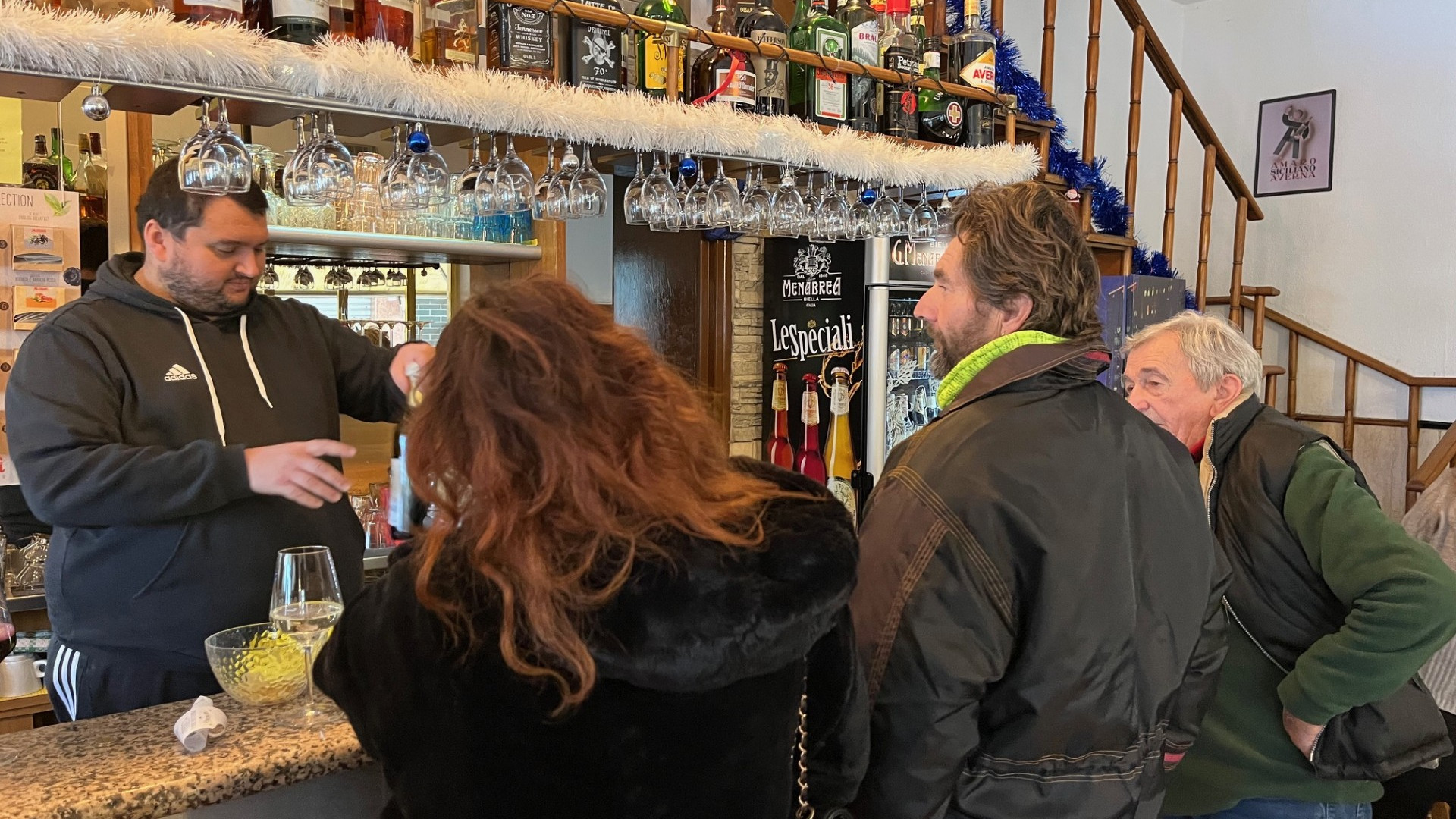 Neve e black out, 24 ore da incubo in montagna. "Al bar per stare al caldo"