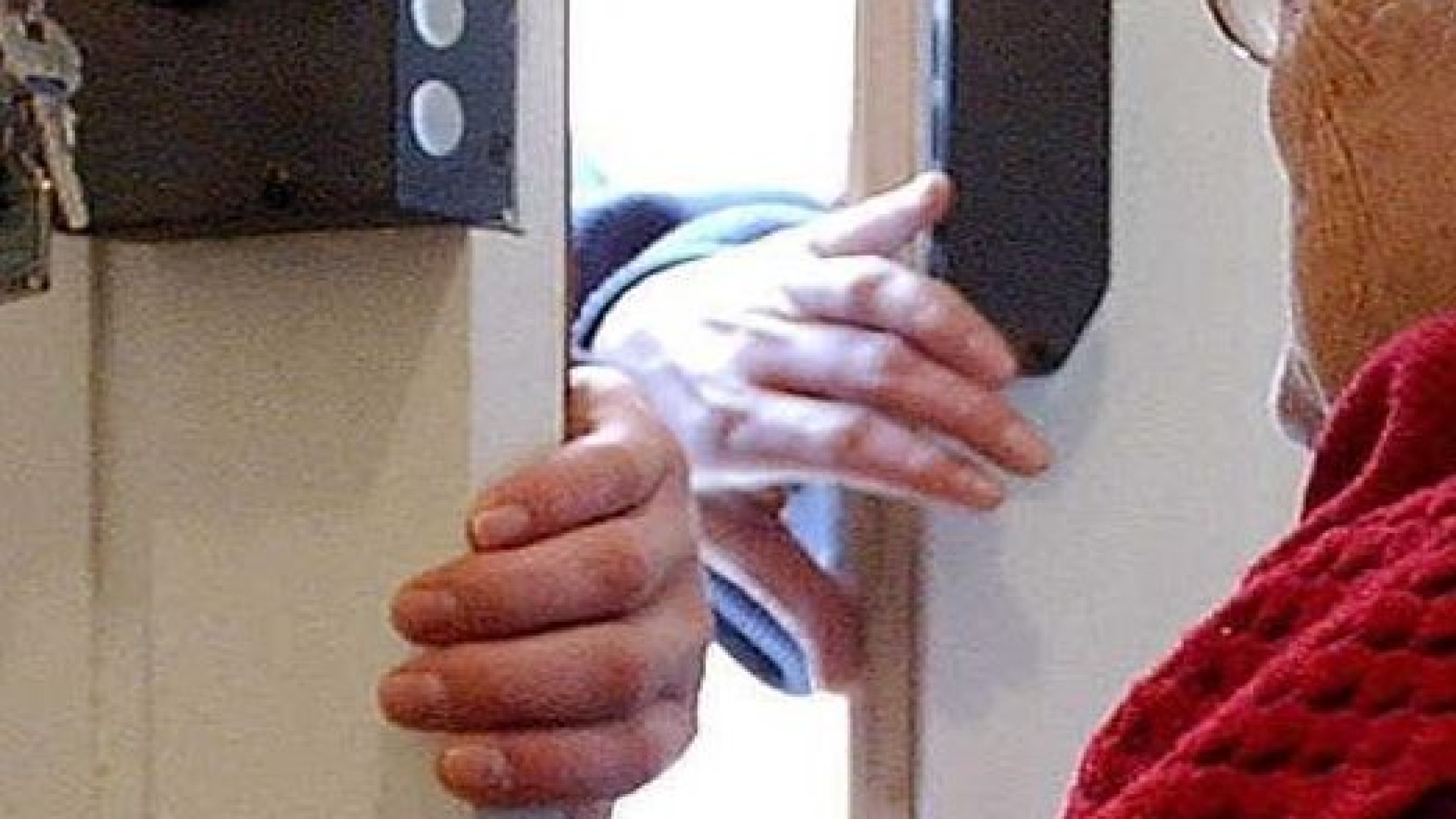 "Mi apra, è la polizia". In realtà è una truffa: anziana derubata di 700 euro