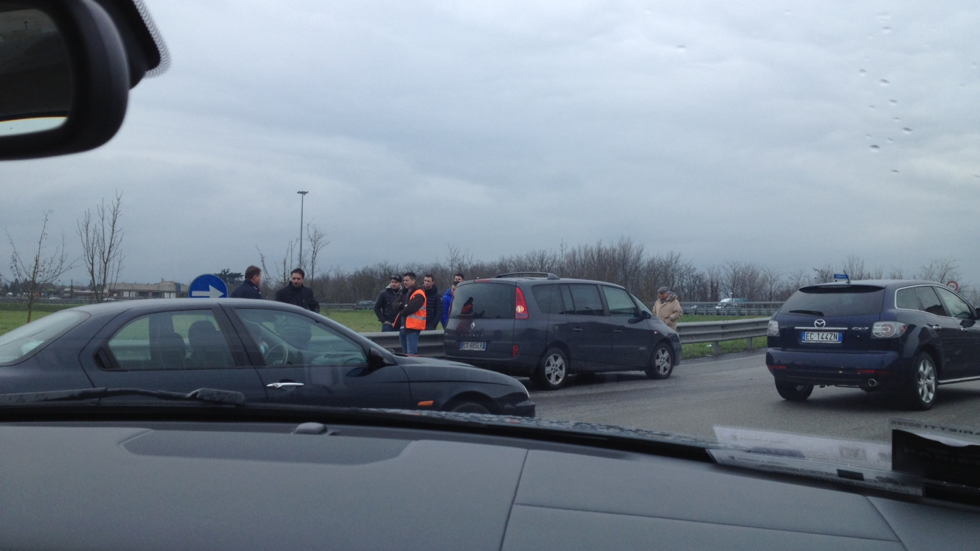 Incidente sulla rotonda della Galleana, auto in coda