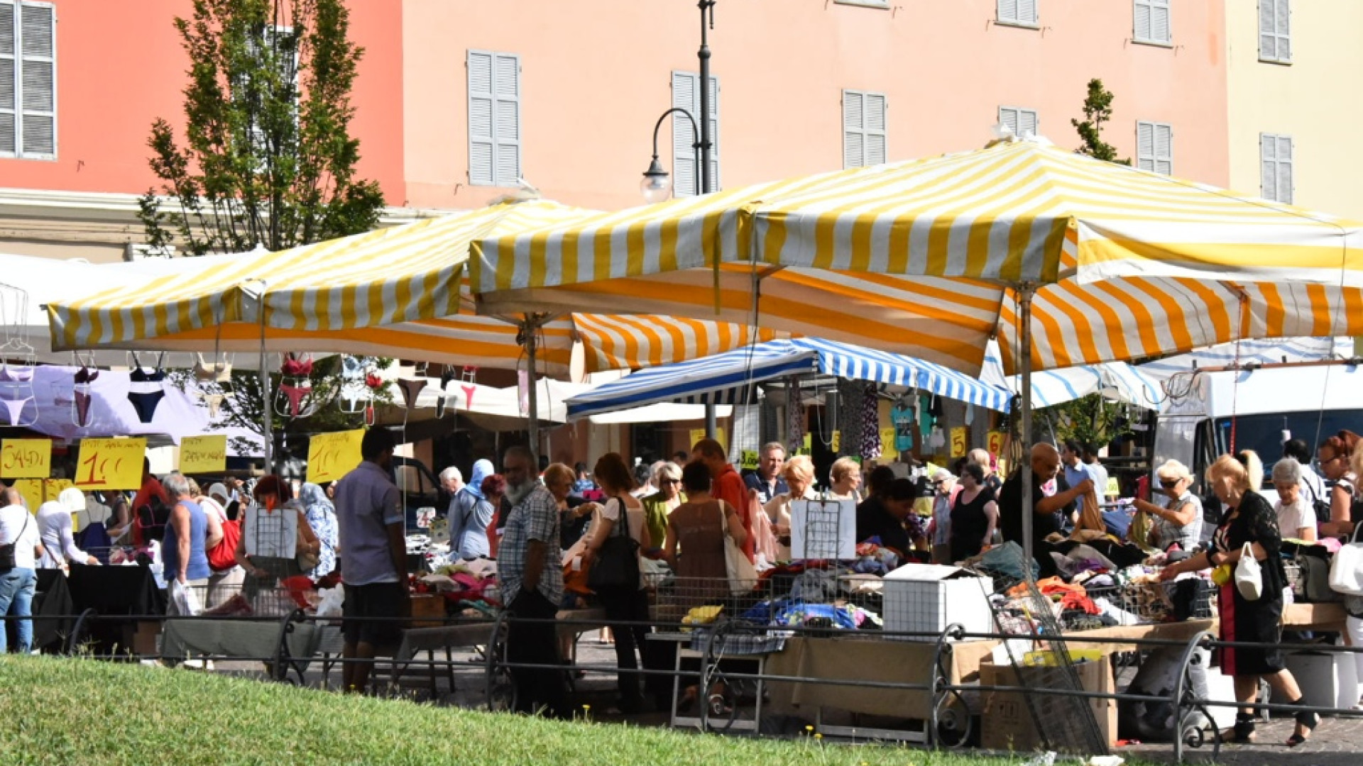 Ferragosto, molti cittadini rimasti a Piacenza: mercato del sabato affollato