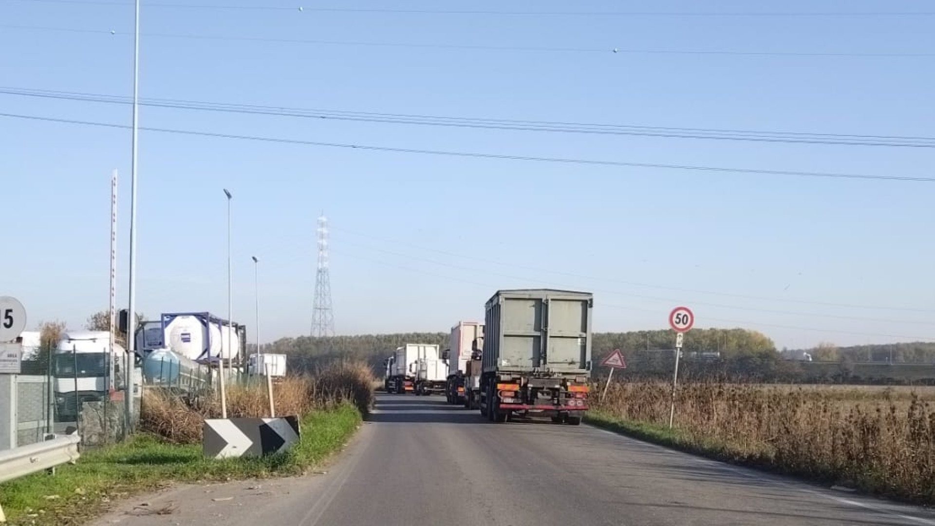 Traffico in tilt a Borgoforte, l'idea dell'associazione: "Corsia ad hoc per i camion"