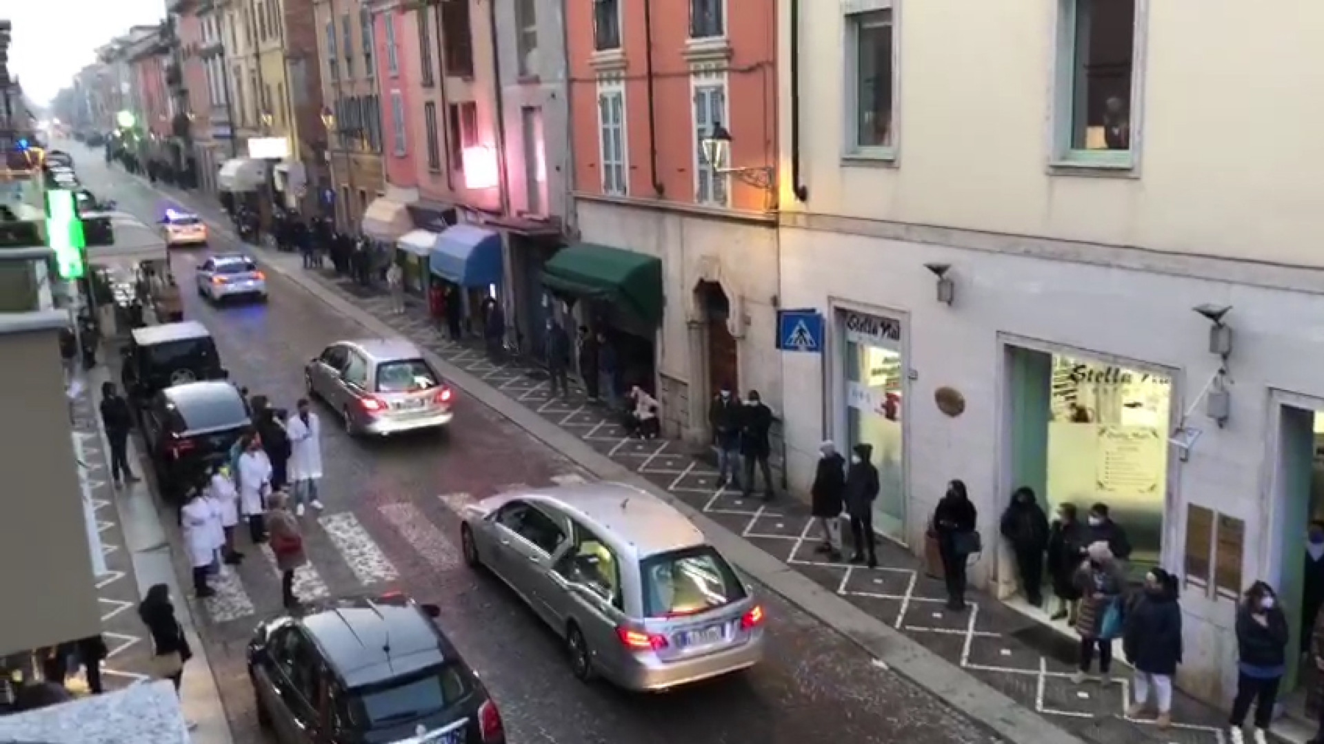 Silenzio, fiori e candele: anche la Val Tidone si ferma per i quattro amici