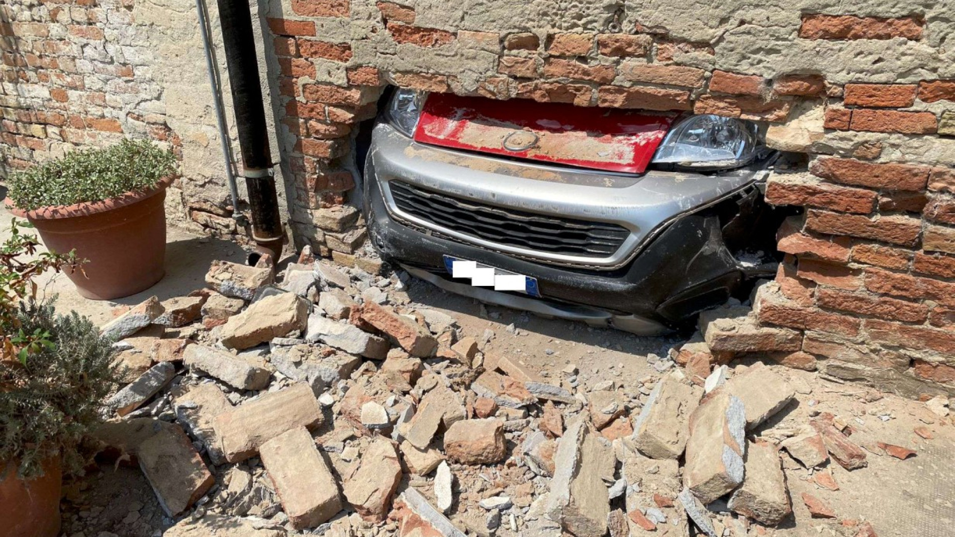 Incidente a Chiavenna Landi, dopo lo scontro con un'auto il furgone sfonda un muro