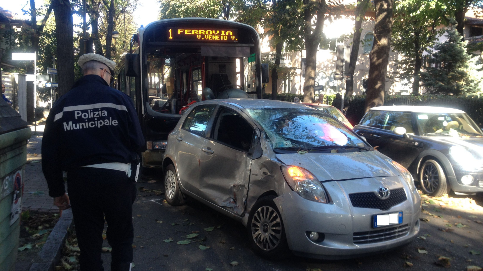 Scontro pullman e auto a un incrocio: paura tra i passeggeri