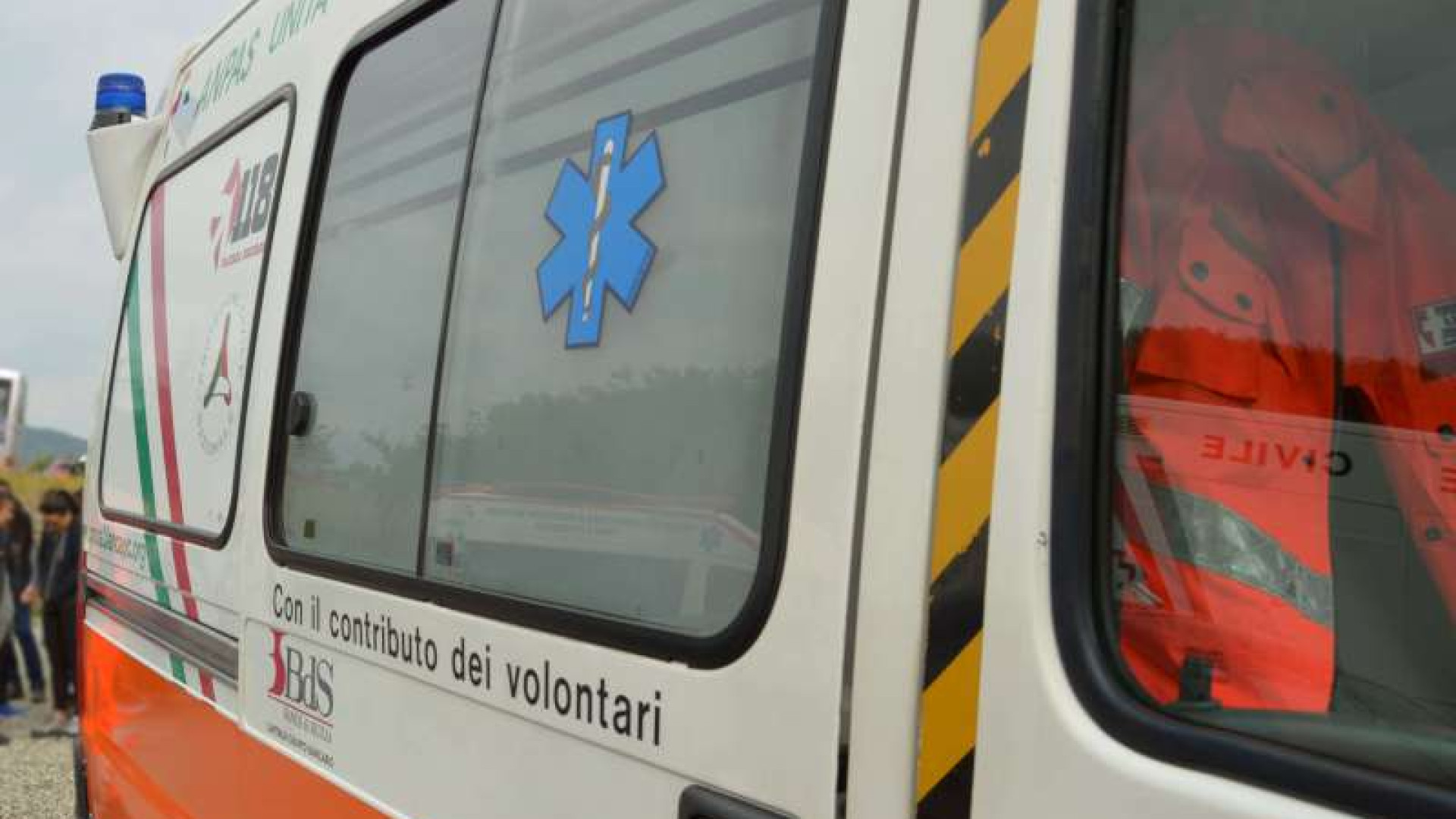 Mattinata di incidenti: urto auto-moto, 88enne investito sulle strisce