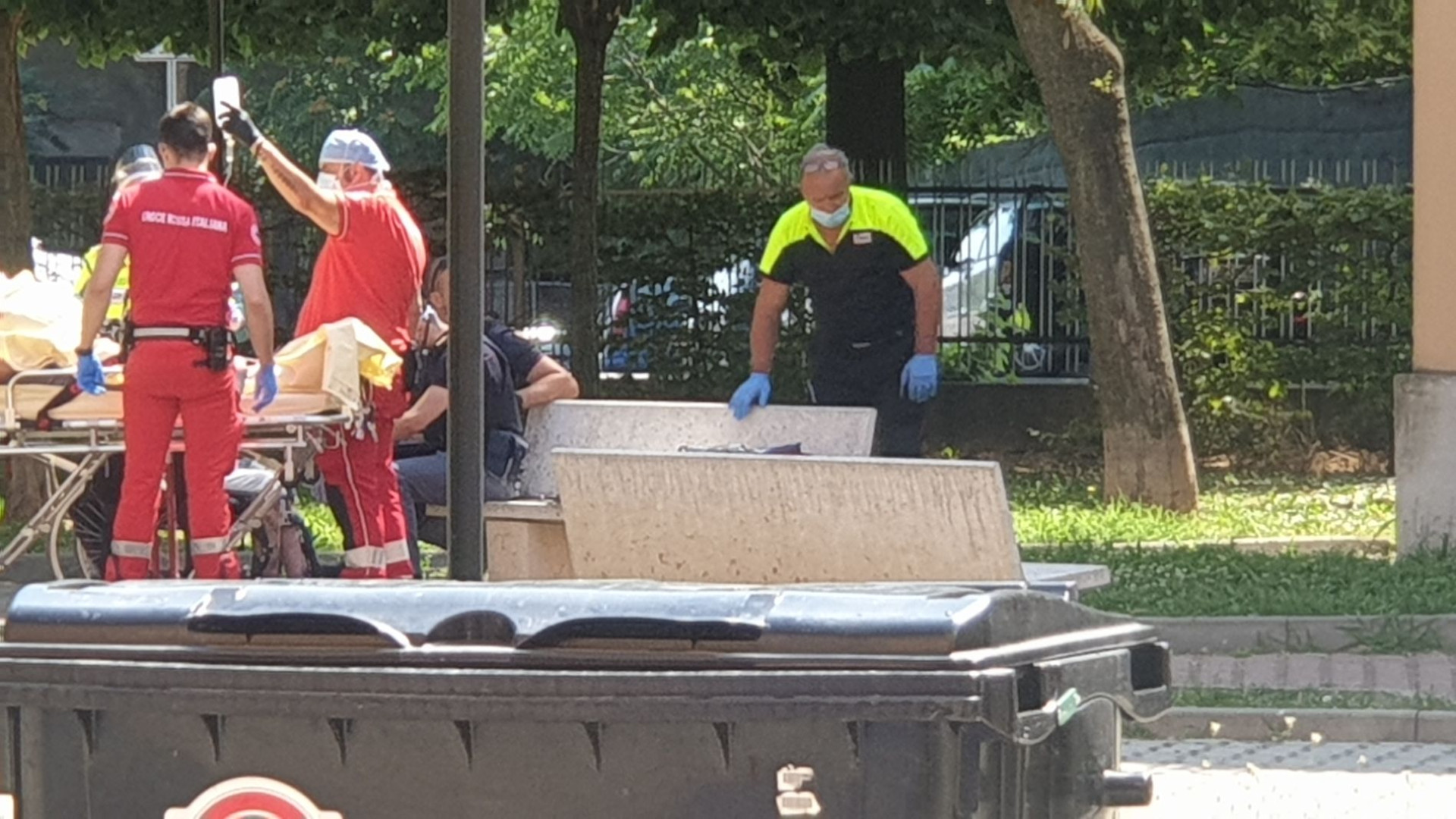 Durante la lite parte una bottigliata: uomo seriamente ferito in via Capra