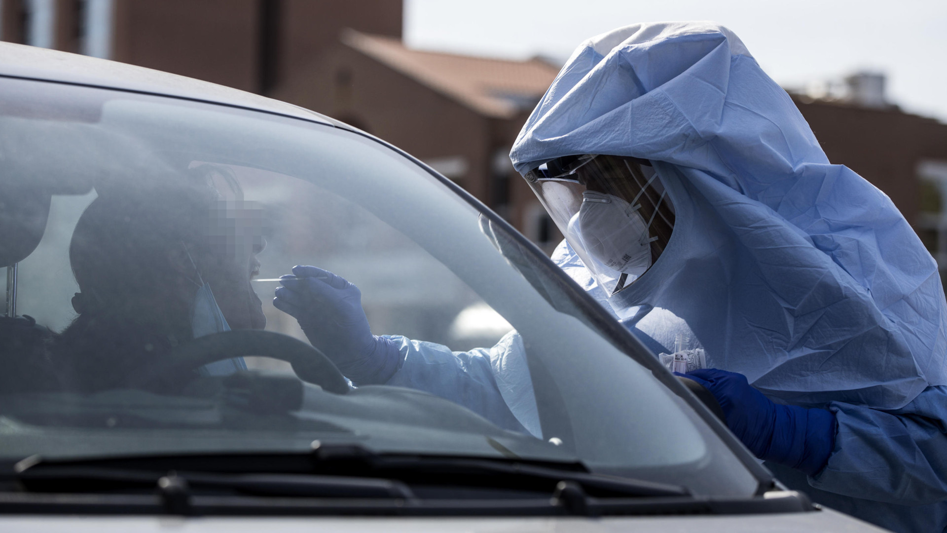 Da lunedì anche a Piacenza i tamponi in auto: "Drive through davanti al Palabanca"