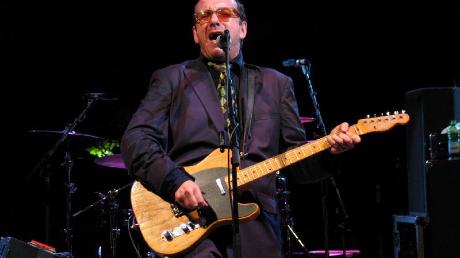 Elvis Costello tra il box di "King of America", The Coward Brothers e un futuro tutto da scrivere: "Sono un creativo indisciplinato, per questo musicalmente non ho limiti"