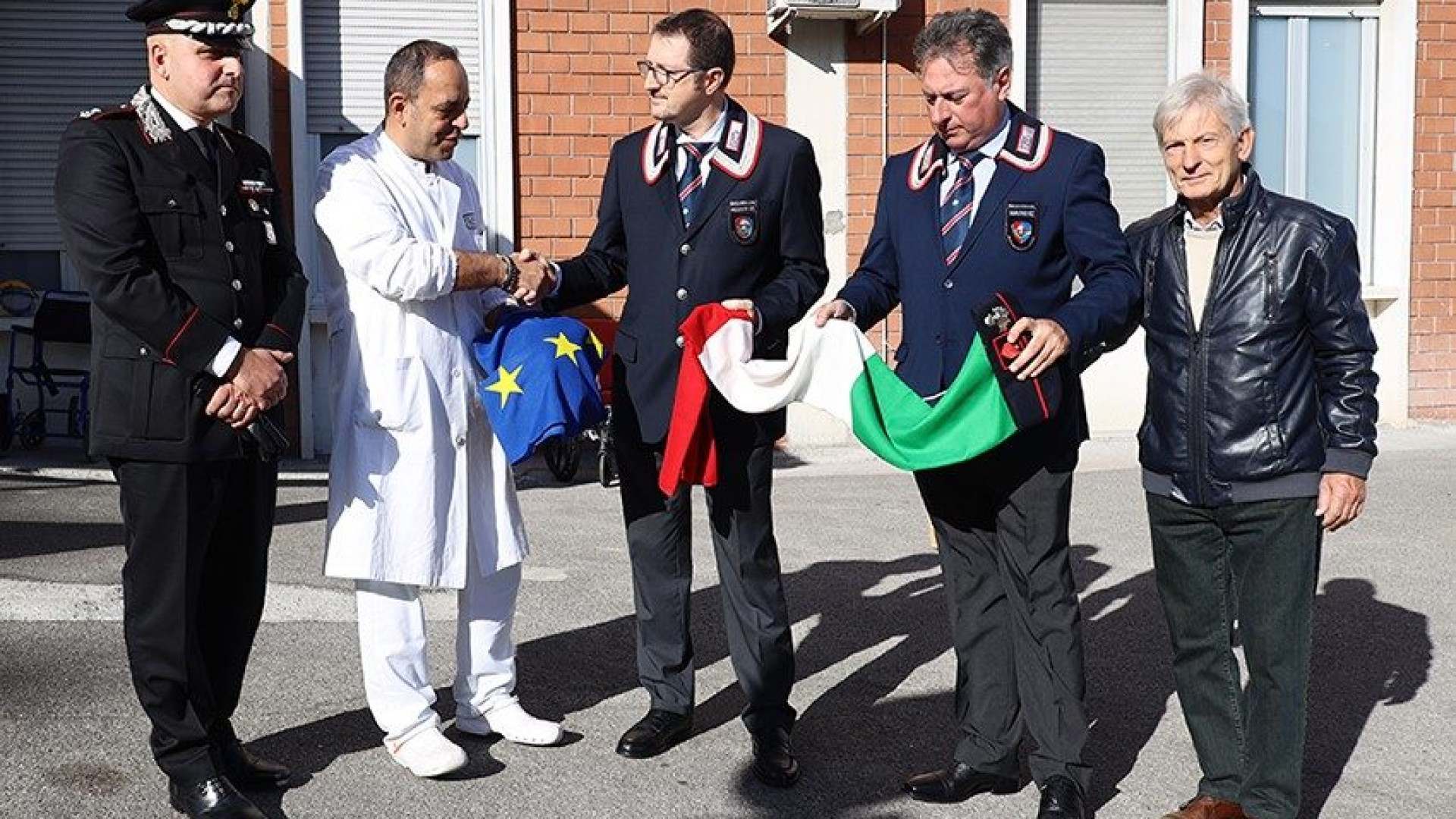 Carabinieri donano le bandiere all'ospedale di Bobbio per solidarietà