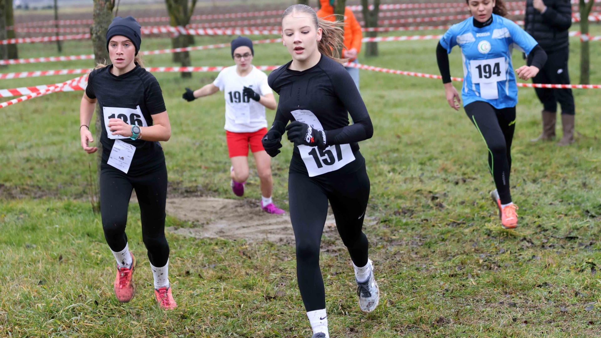 Corsa campestre al Dordoni, 450 studenti in pista: le classifiche con tutti i premiati