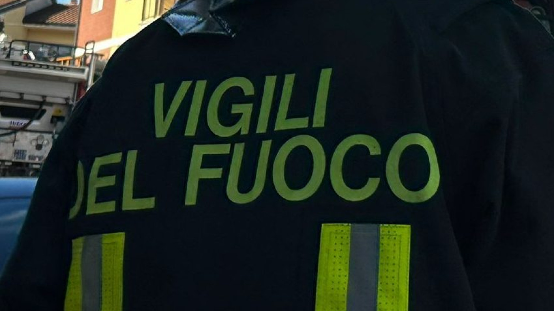 Fiamme al secondo piano di una palazzina in via Manzotti: un uomo intossicato