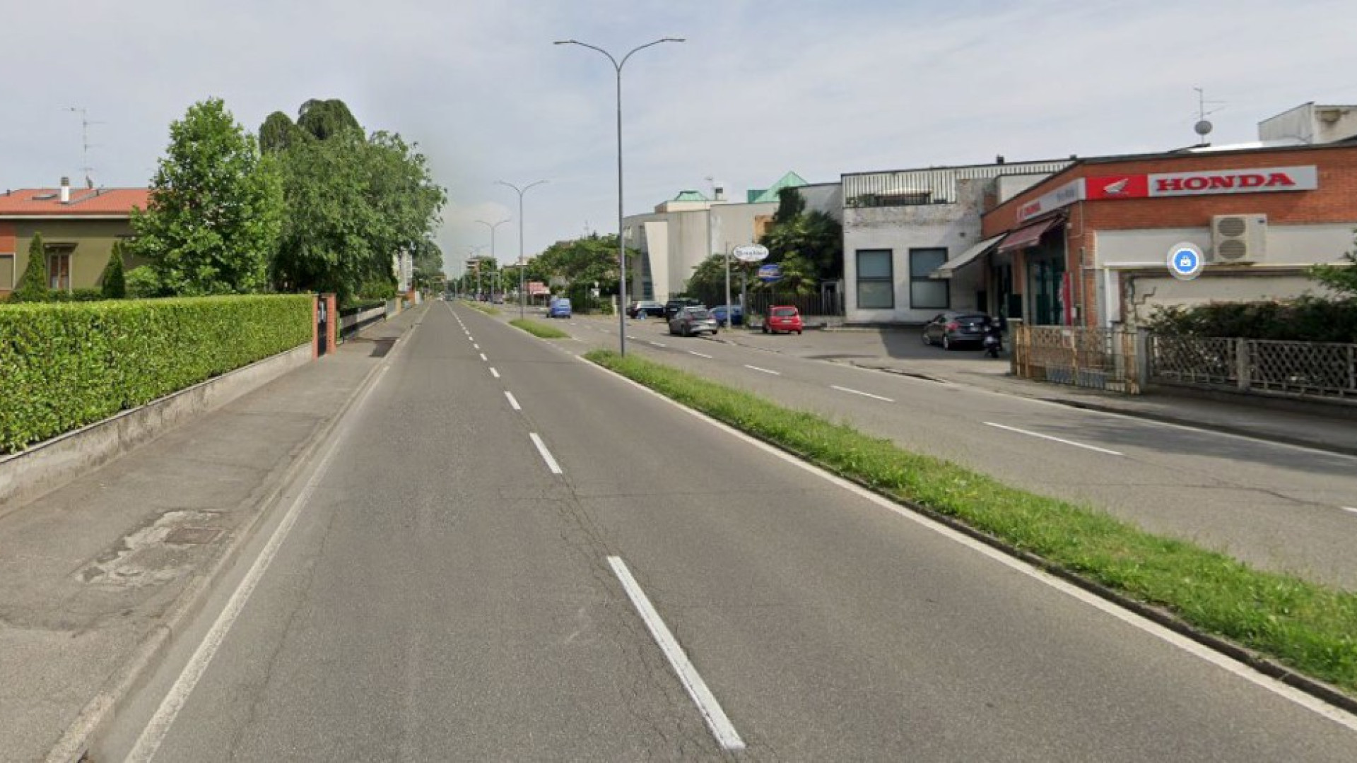 Multata perché pedalava sul marciapiede: "Strada pericolosa, senza ciclabile"