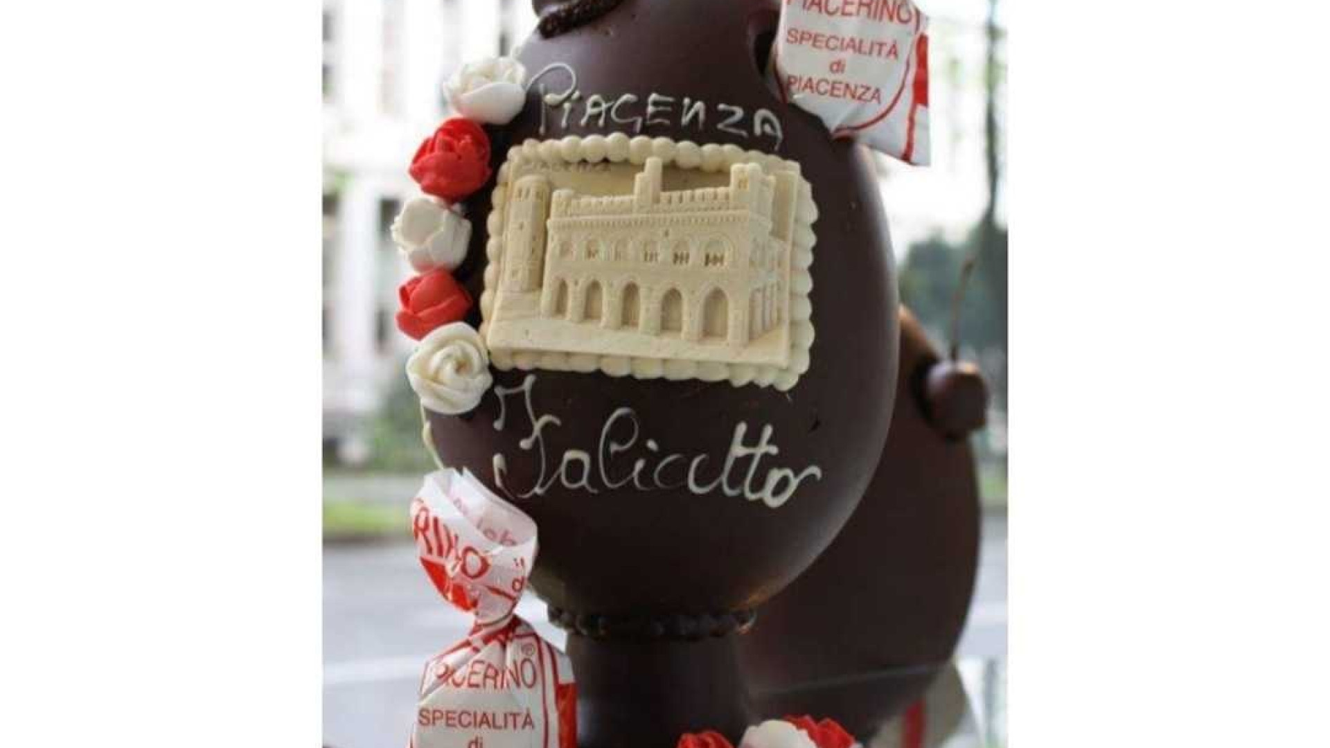 Coccinelle e palazzi storici: uova di Pasqua come opere d'arte o cartoon