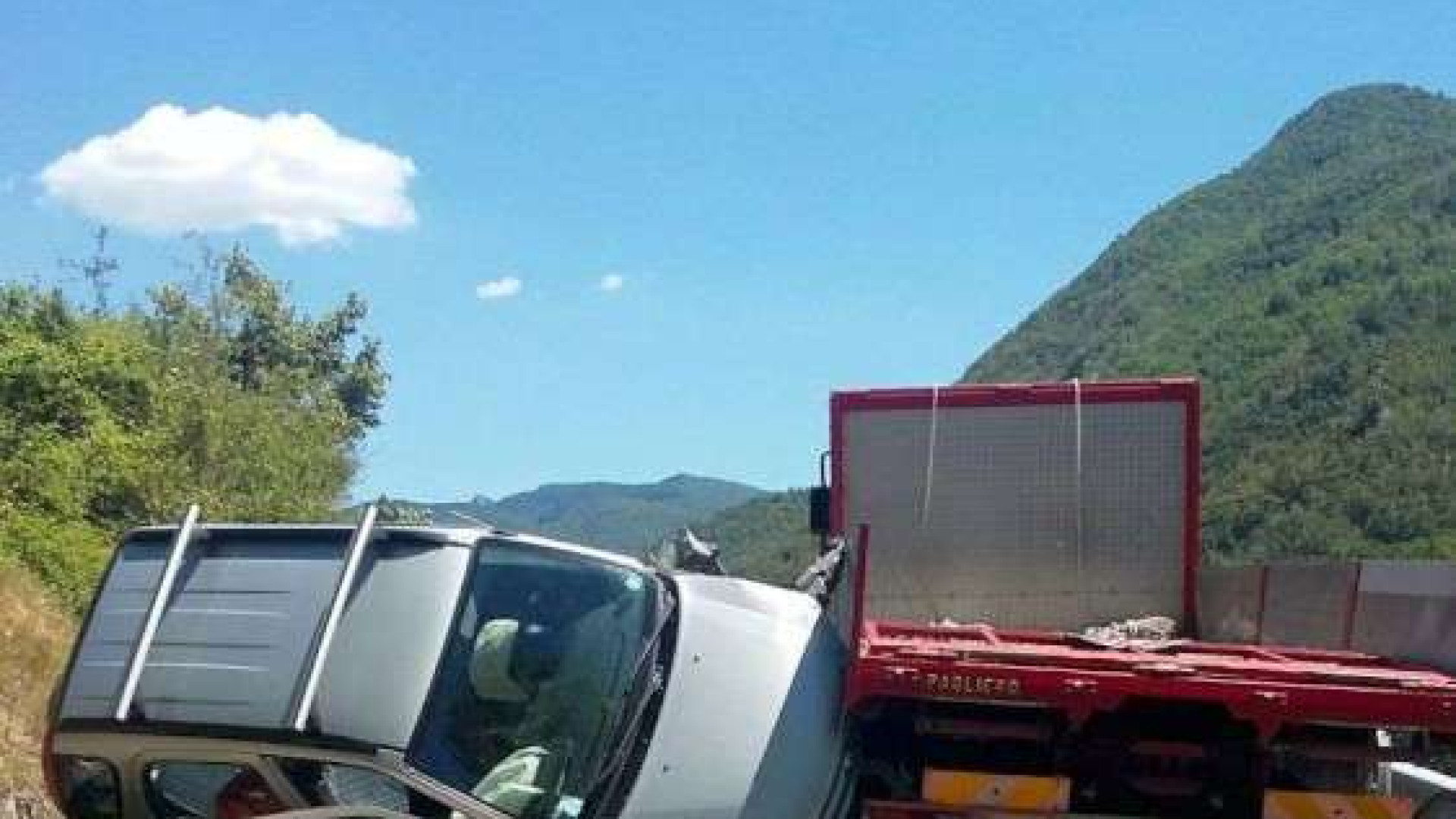 Spettacolare incidente a Rovaiola, auto incastrata. Statale 45 bloccata per mezz'ora