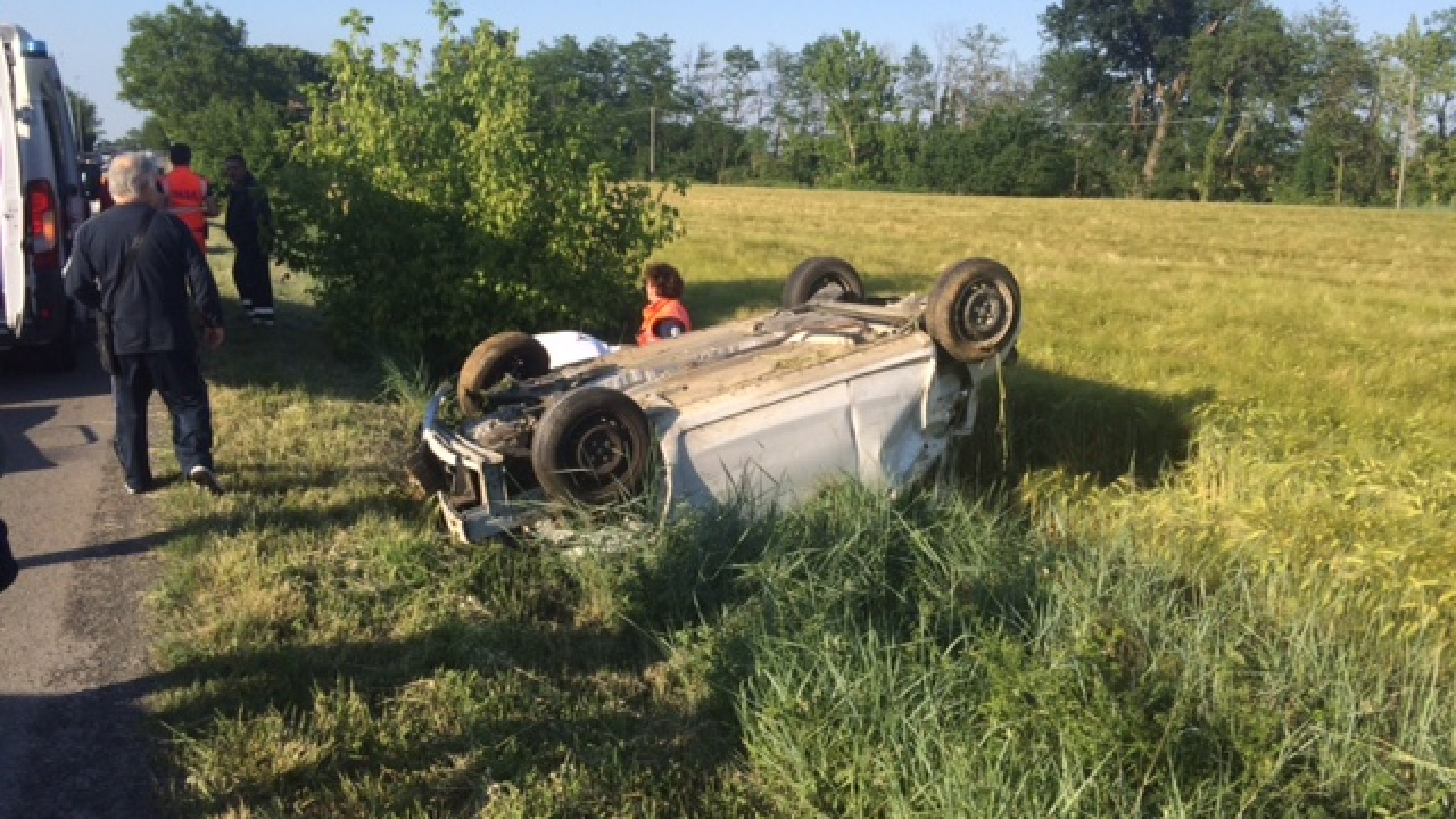 Settima, auto esce di strada e si ribalta in un campo. Ferito un uomo
