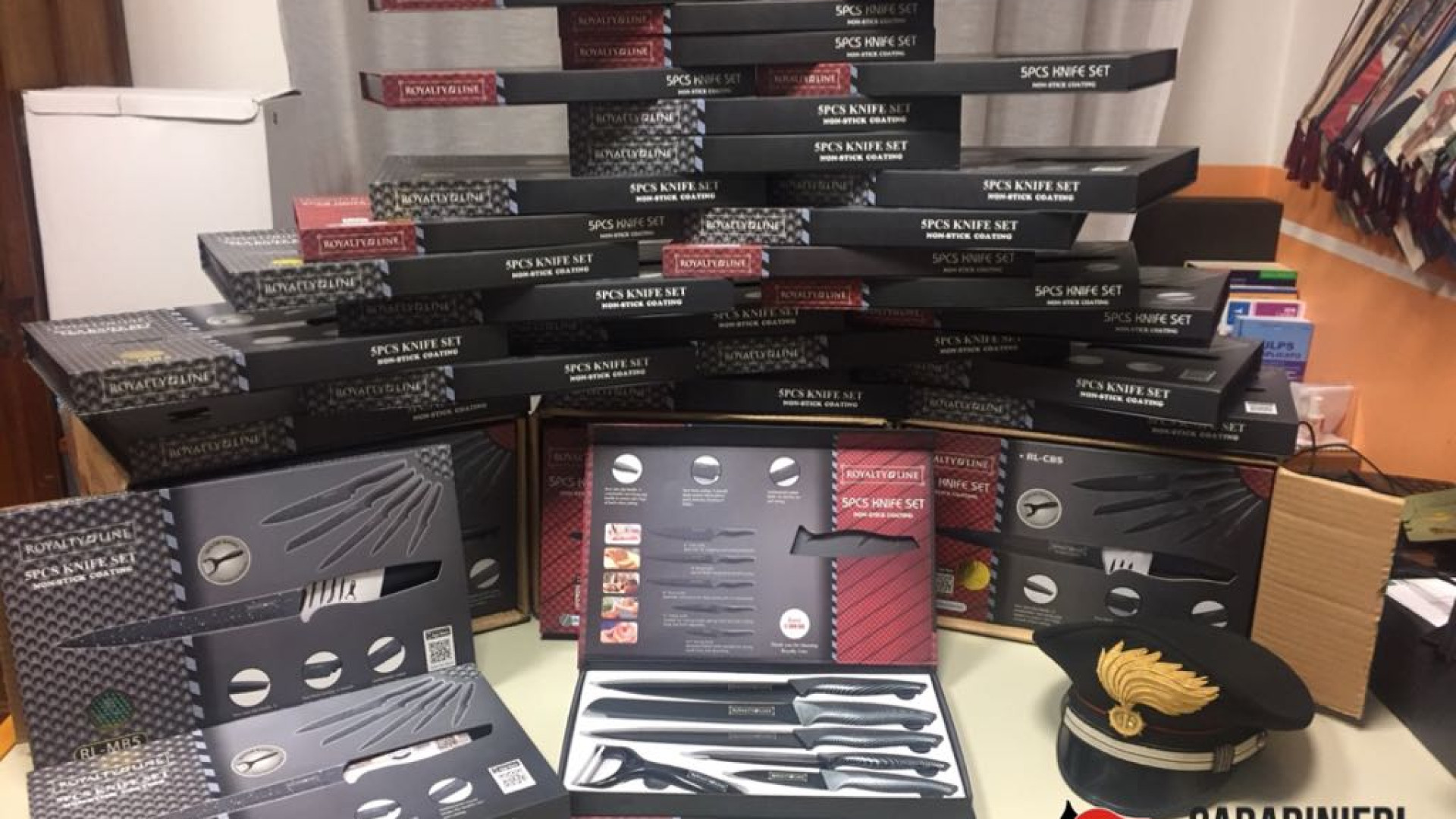 Coltelli contraffatti, denunciati tre romeni. Sull'auto 60 confezioni