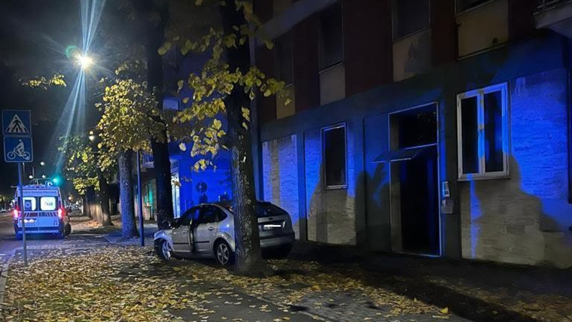 Auto contro un albero in via Damiani nella notte, illese le due persone a bordo