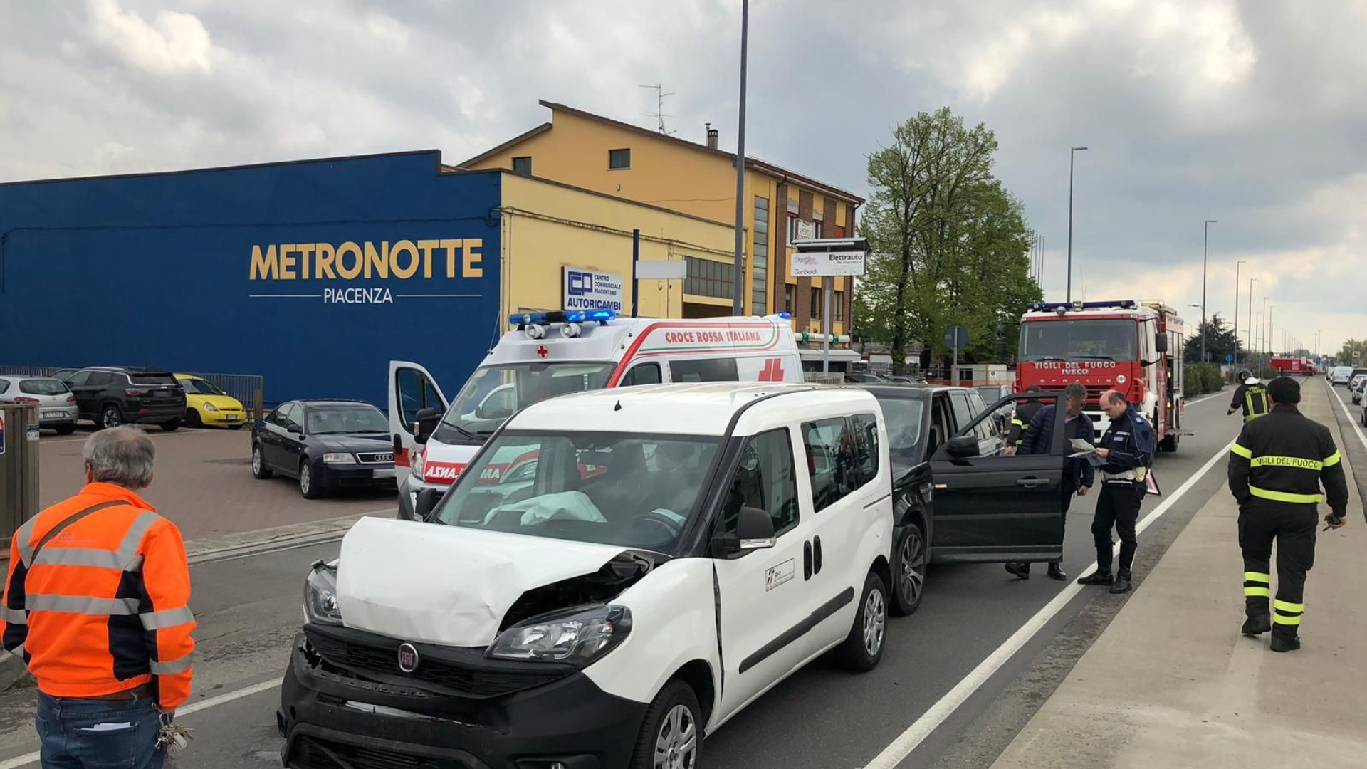Cordolo insormontabile, così un banale tamponamento manda in tilt il traffico sulla Caorsana