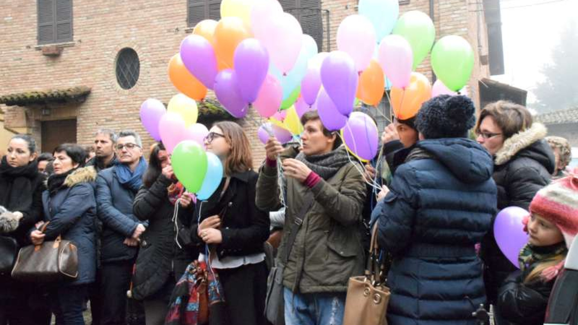 Palloncini per l'ultimo saluto a Gaia:"E' lei che ci ha dato la vita"
