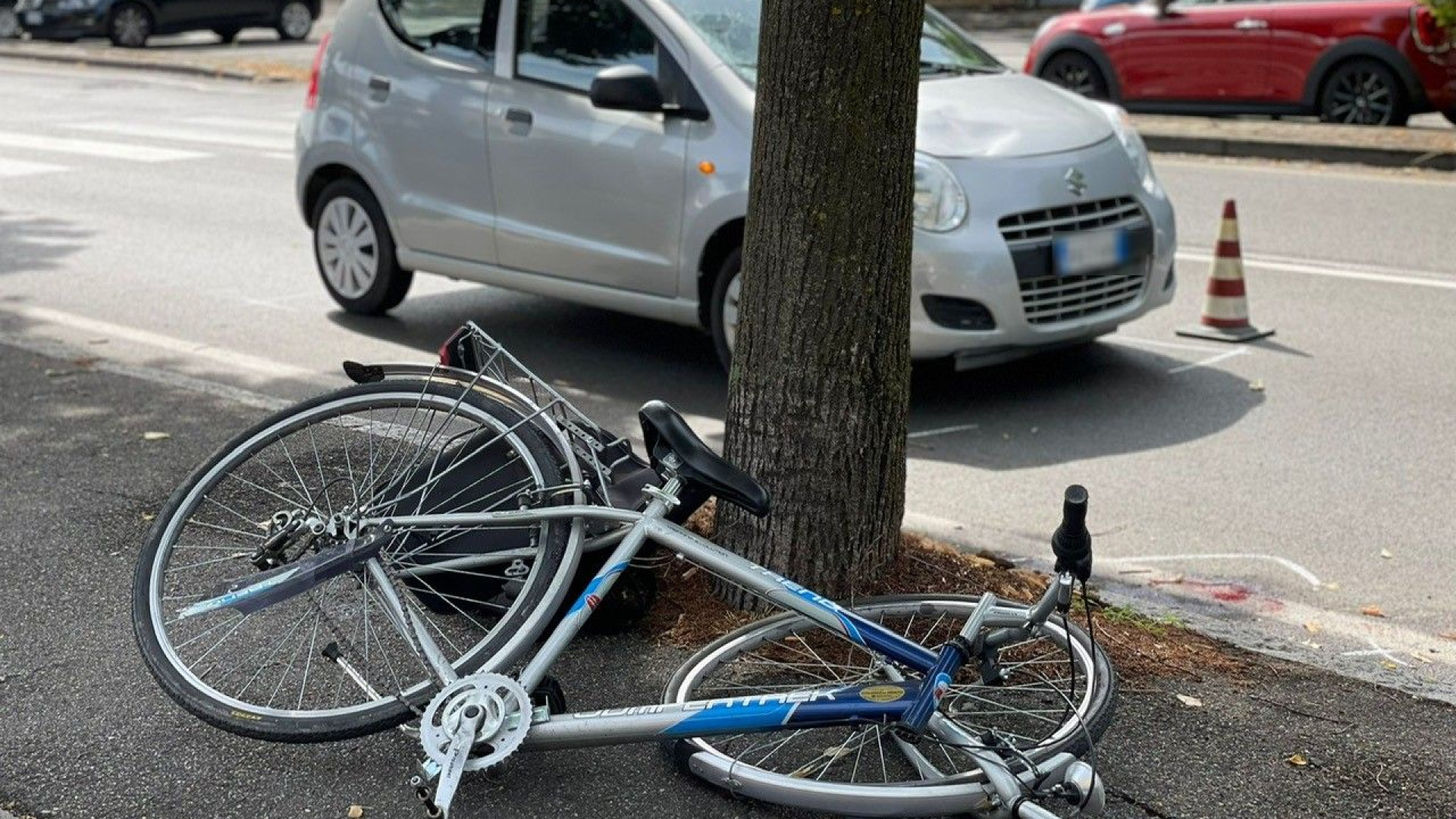 Investito da un'auto in via Boselli: ciclista 50enne in condizioni molto gravi