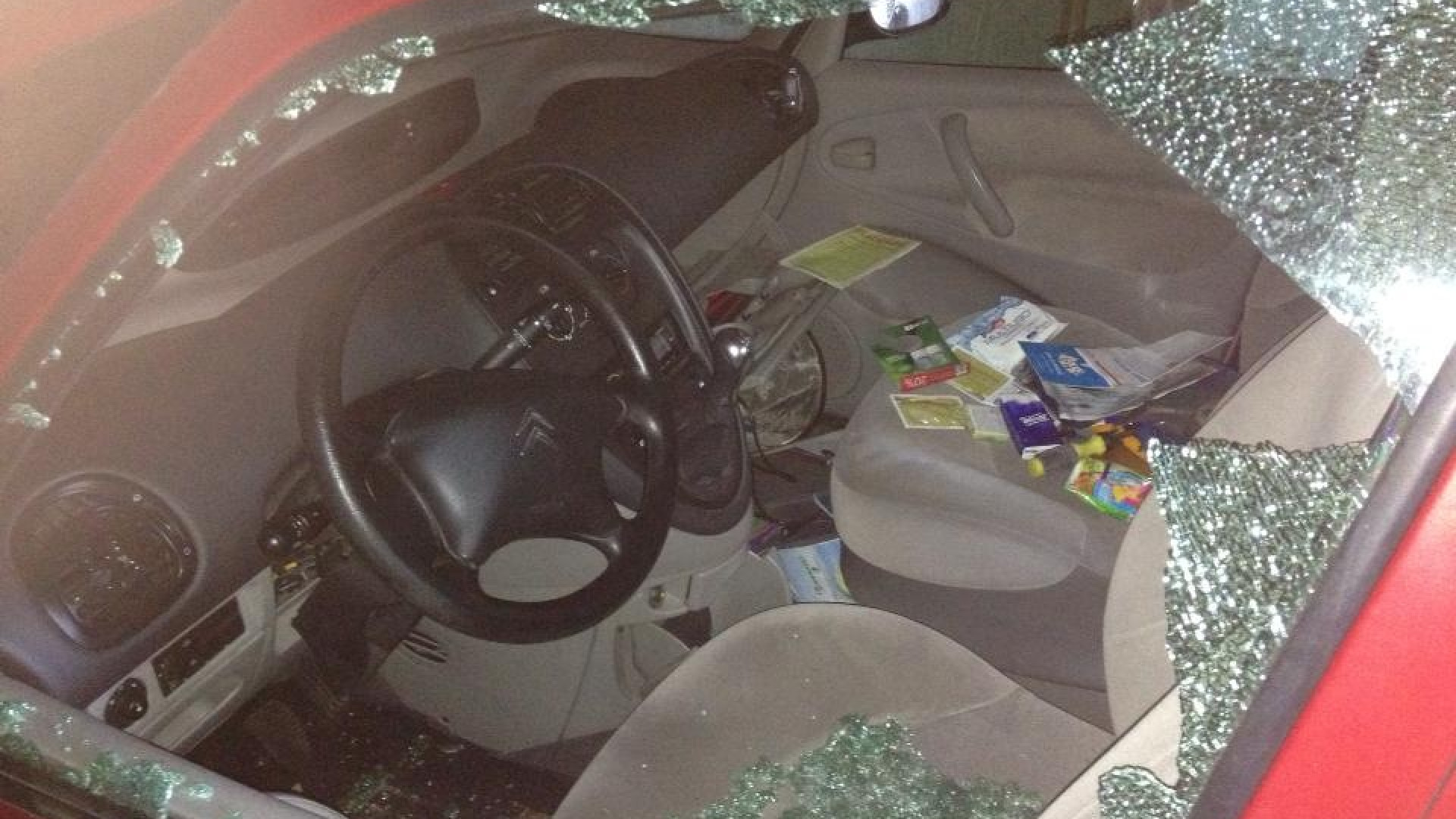 Ladri nei garage, colpo notturno in via Negri: quattro auto danneggiate
