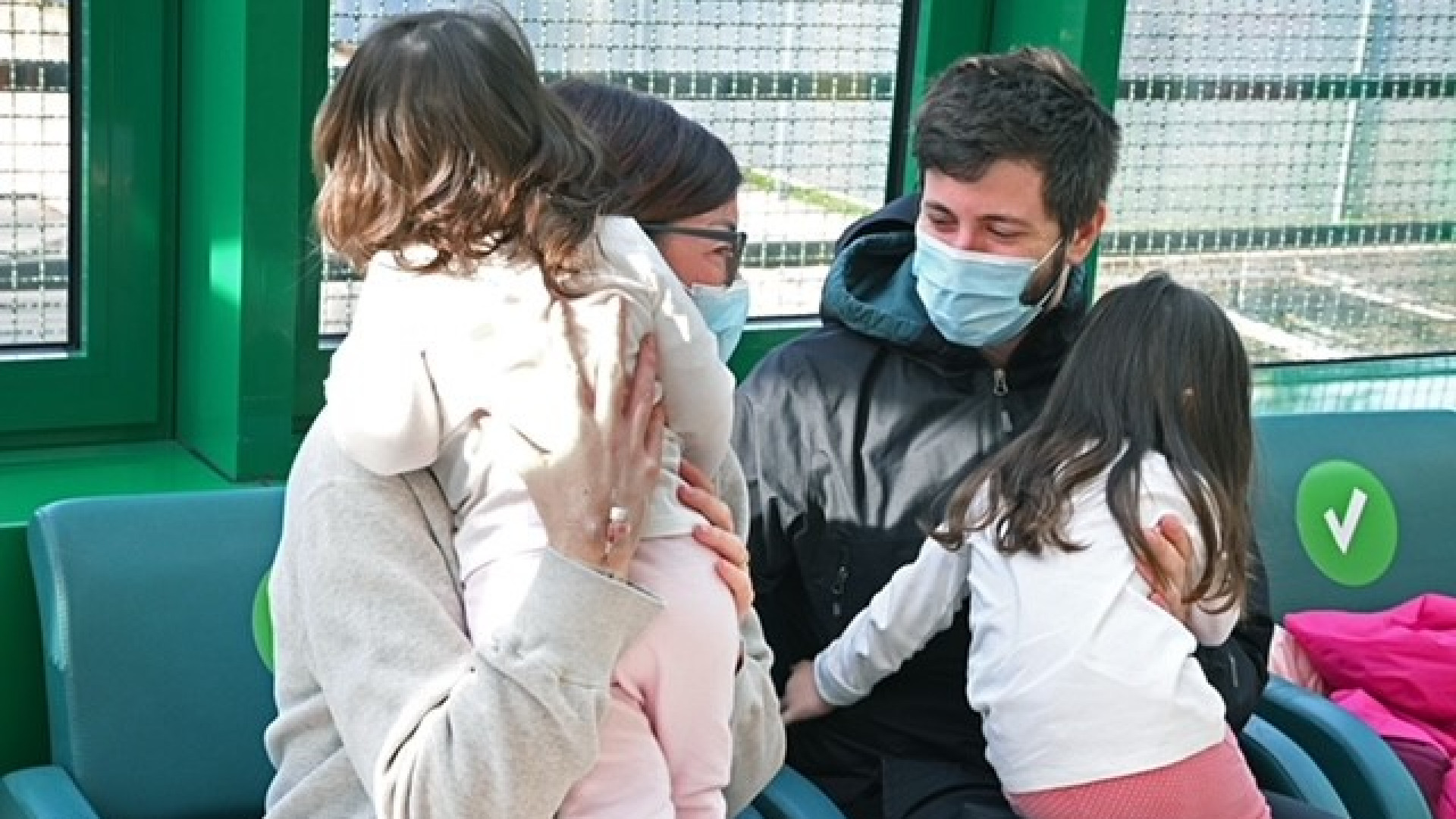 Emozione in ospedale, Valentina riabbraccia le figlie dopo due mesi