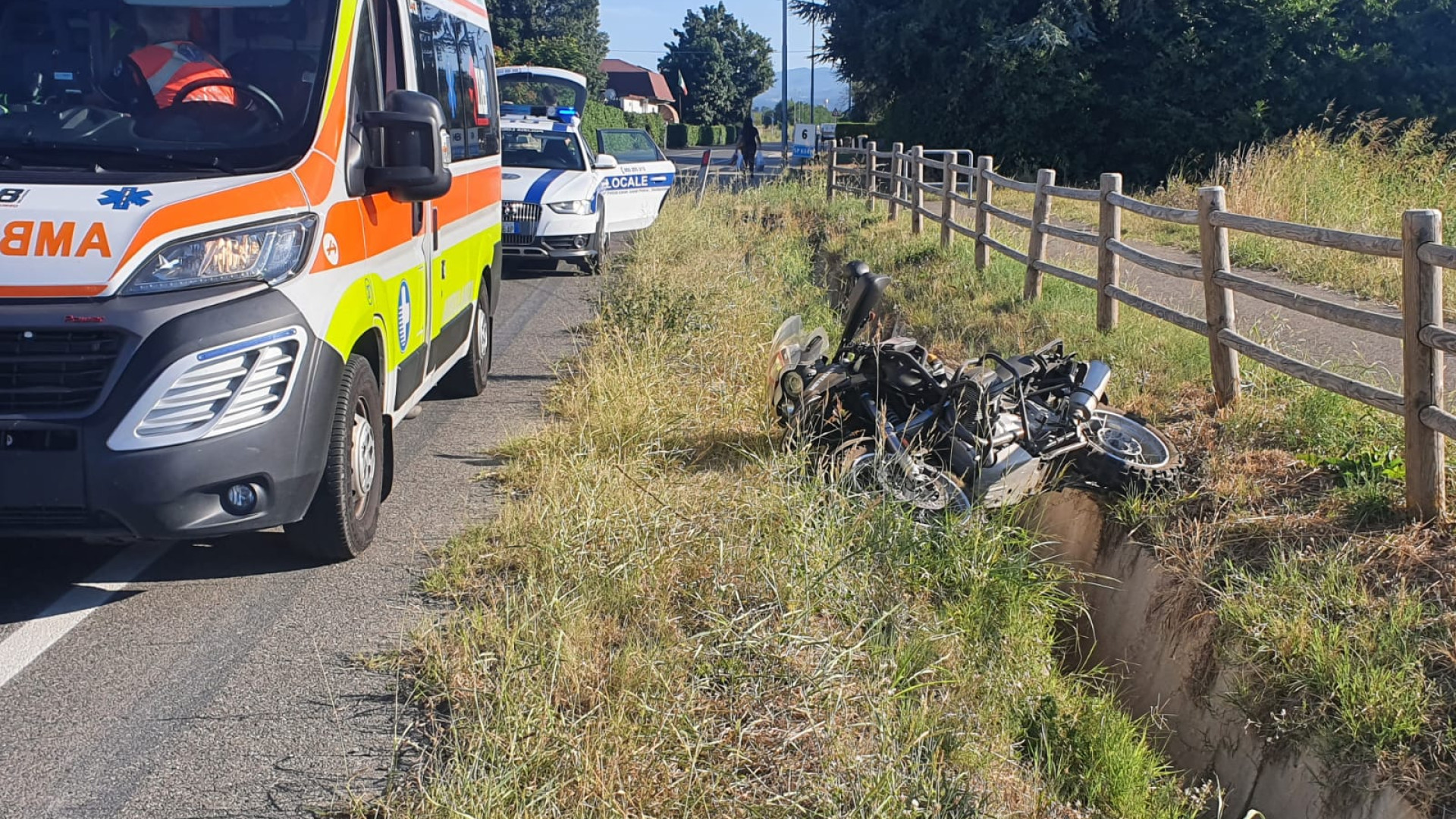 Moto nel canale a Due case di Podenzano: conducente al pronto soccorso