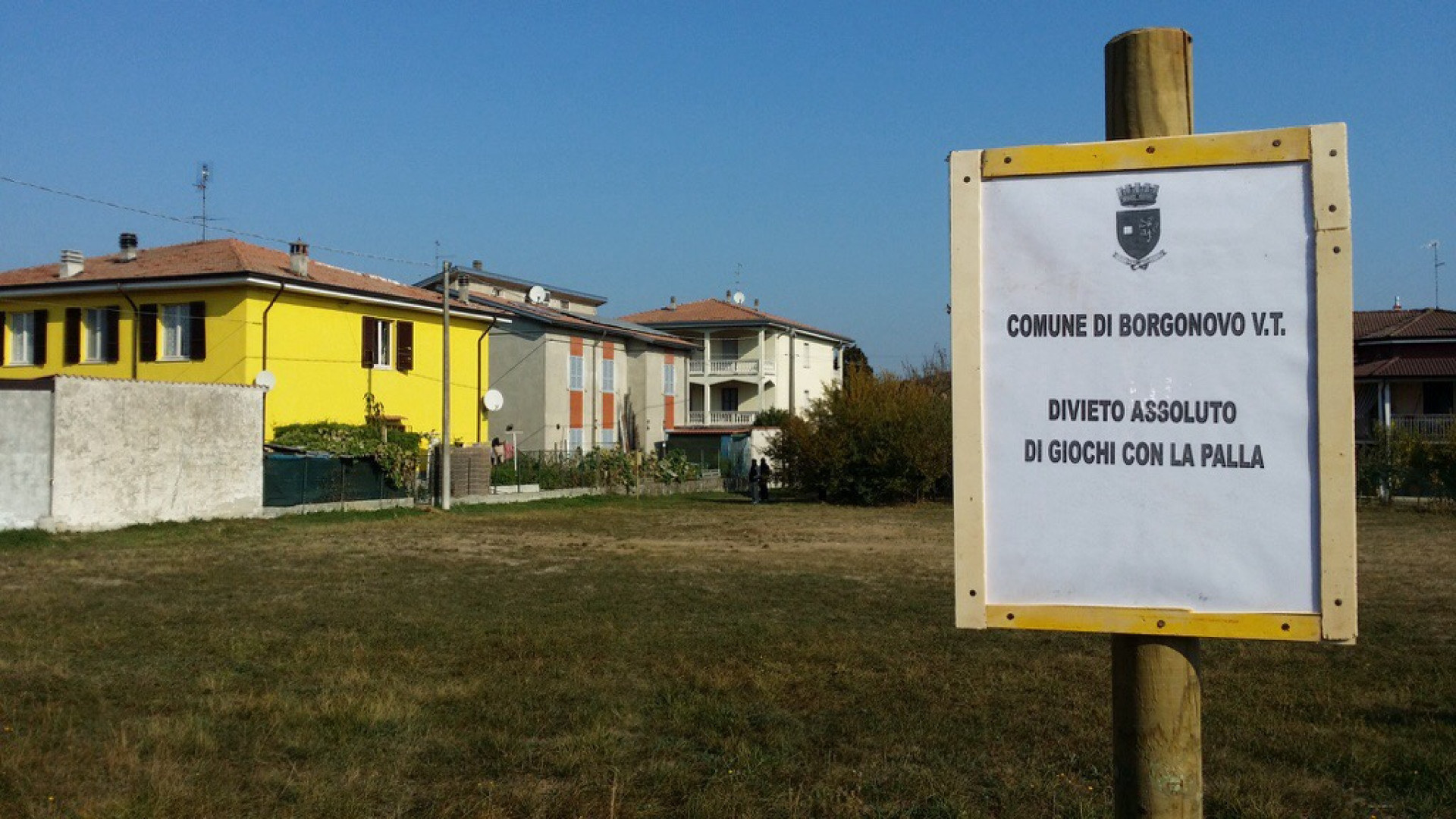 Borgonovo, in via Rosselli si torna a giocare a palla. Divieto revocato