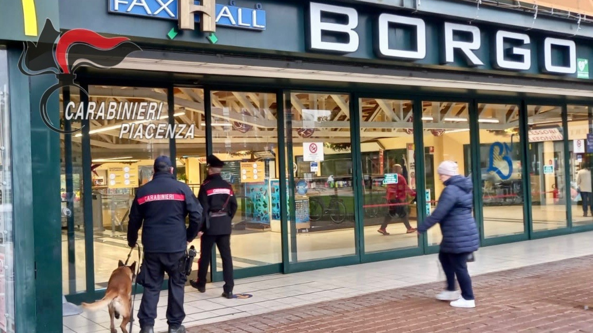 Ubriaco disturba i clienti di un supermercato, 23enne danneggia un bus: denunciati
