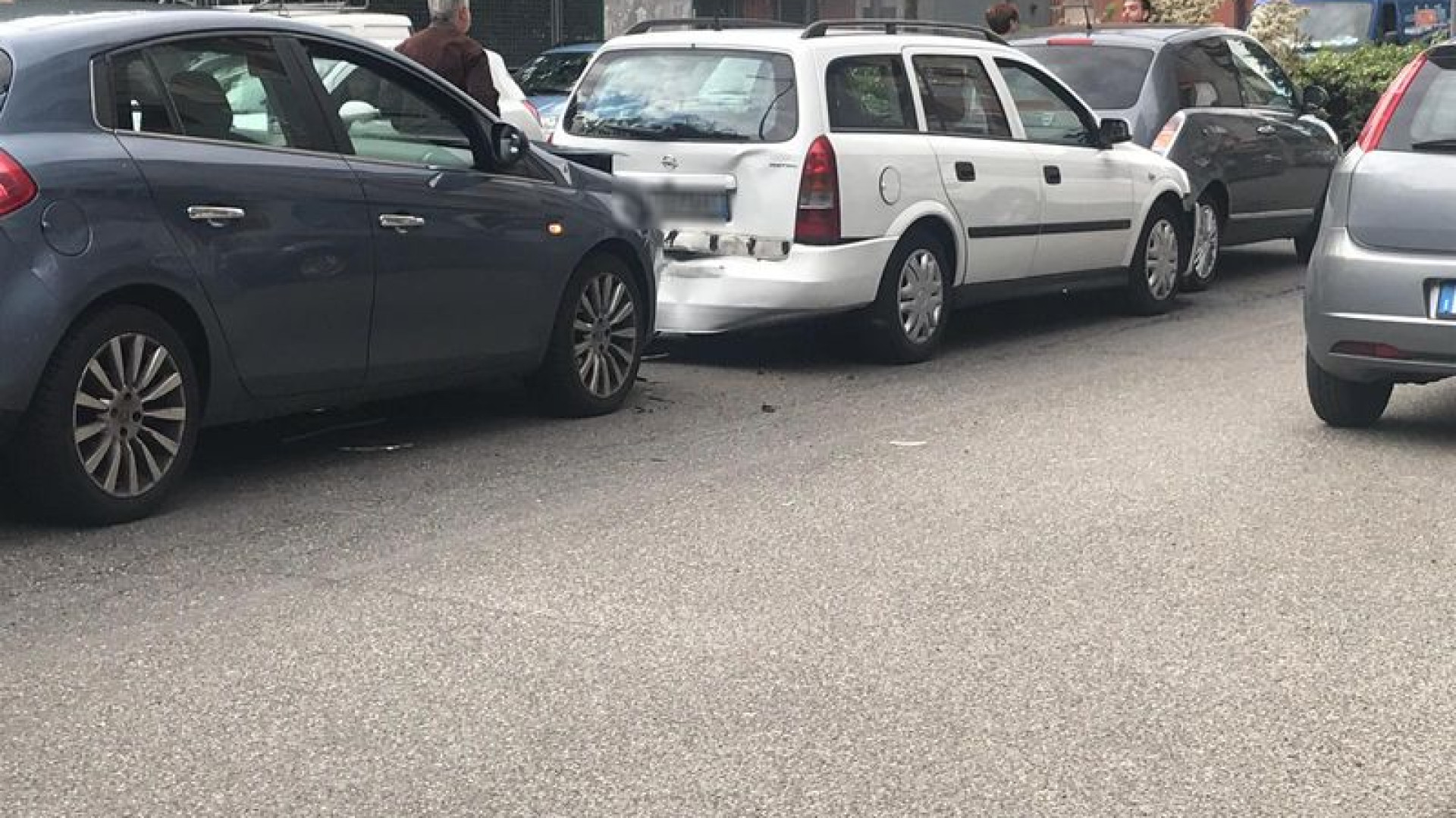 Tamponamento a catena: traffico in tilt per mezz'ora in via Manfredi