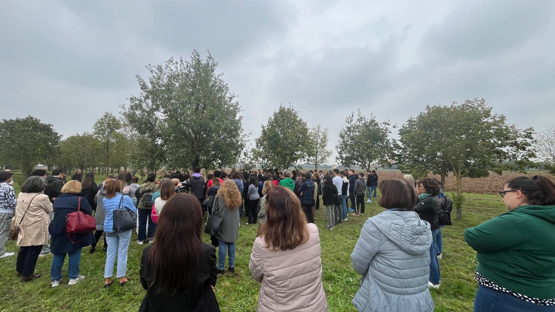 Un albero in ricordo di Simran: "Il suo sorriso è con noi". Sabato i funerali