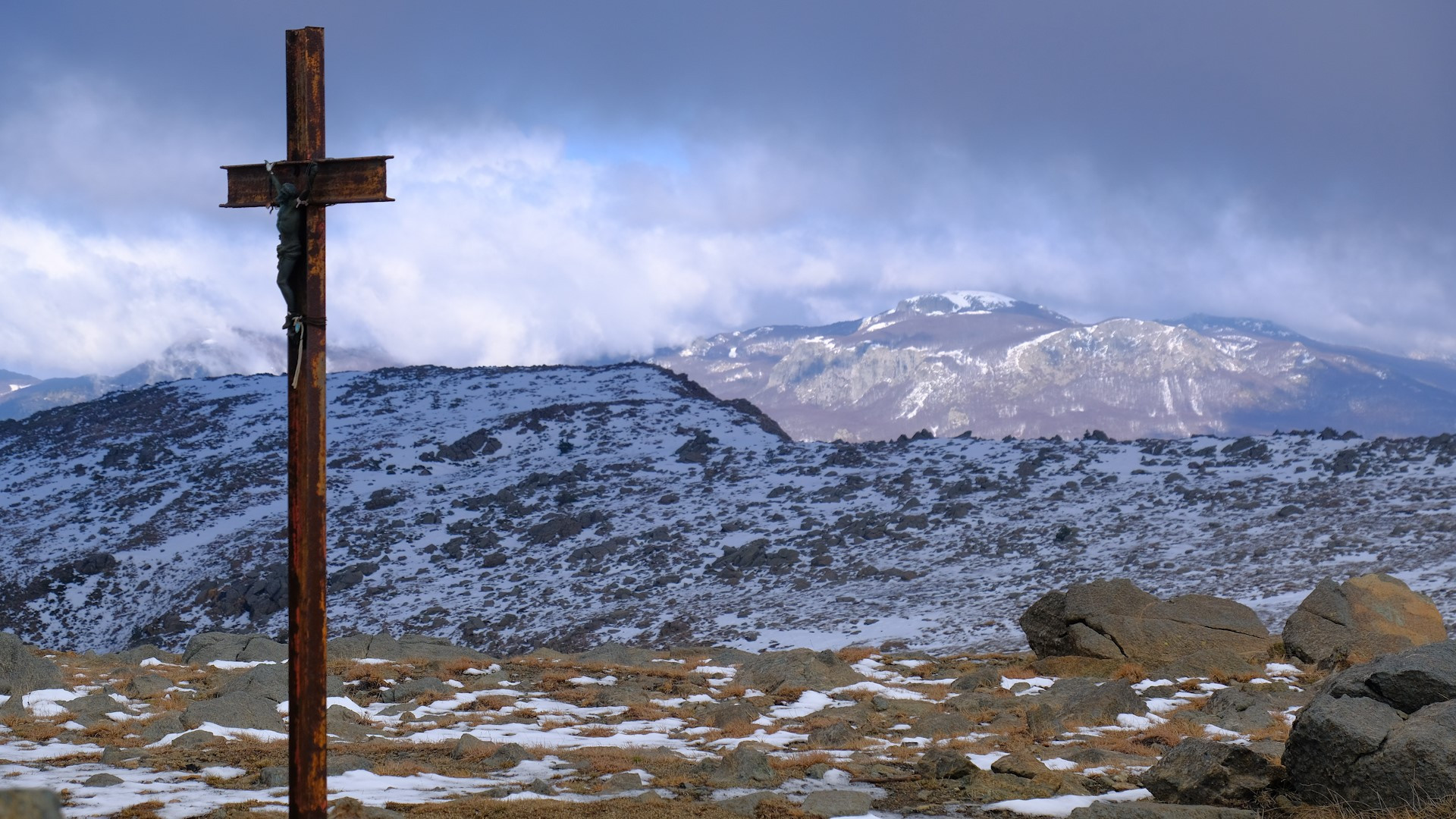 Vento e nebbia sull'Aiona. Continua il viaggio di "Sentieri Piacentini"