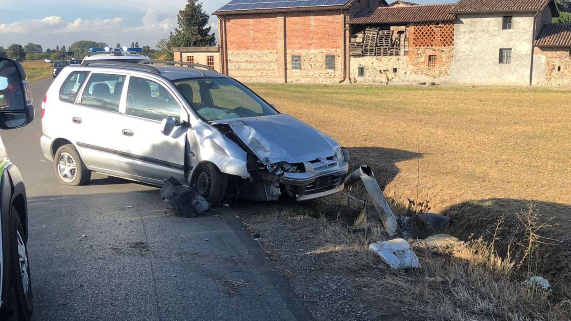 Con l'auto contro un palo a Caratta, coppia di anziani al Pronto soccorso