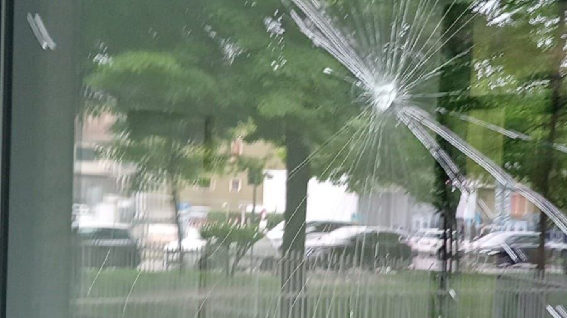 Largo Erfurt, sassata contro la futura sede della polizia locale: spaccata una vetrata