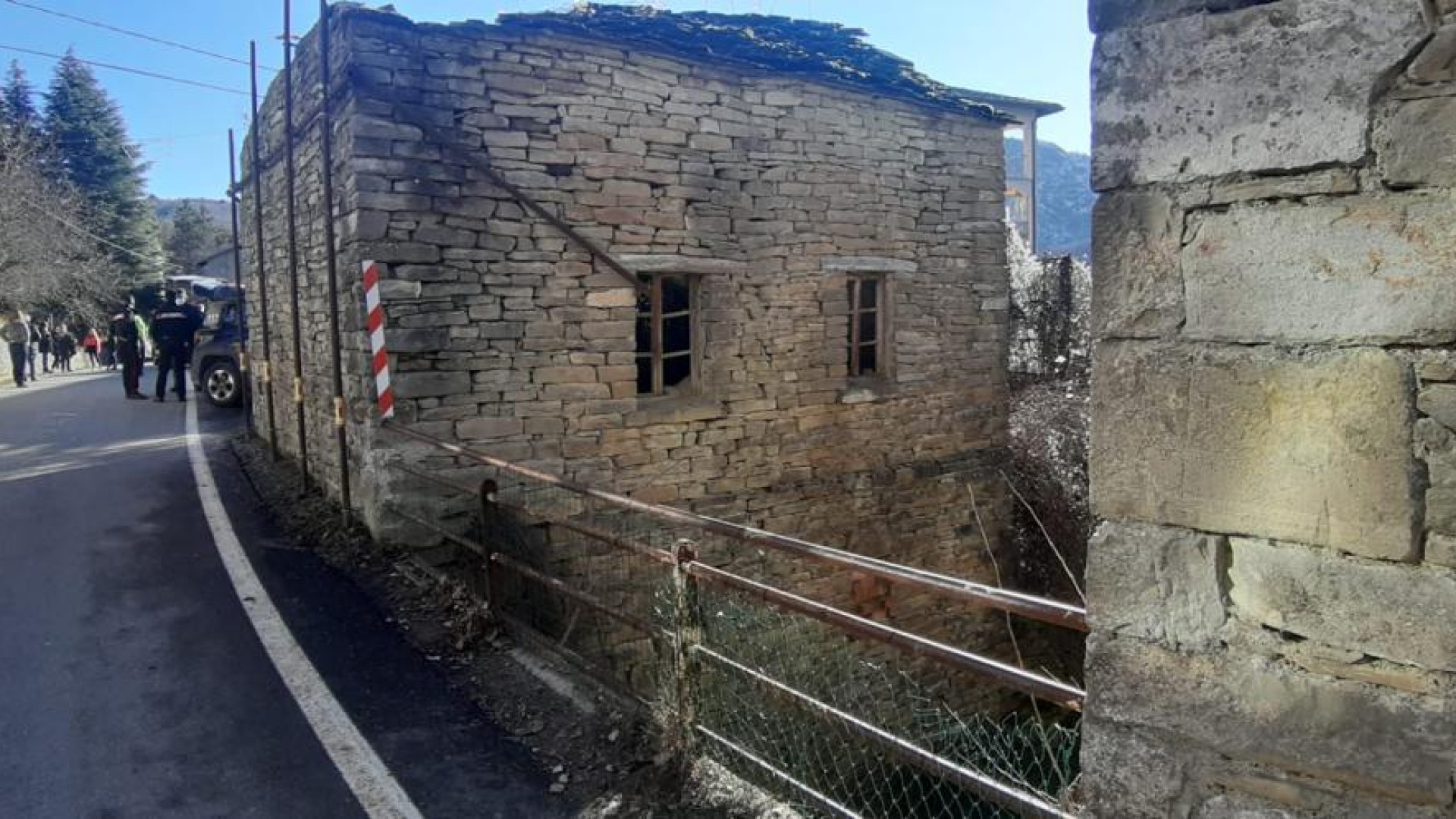 Si appoggia al parapetto e cade nel ruscello, 62enne ferito a Montereggio di Farini