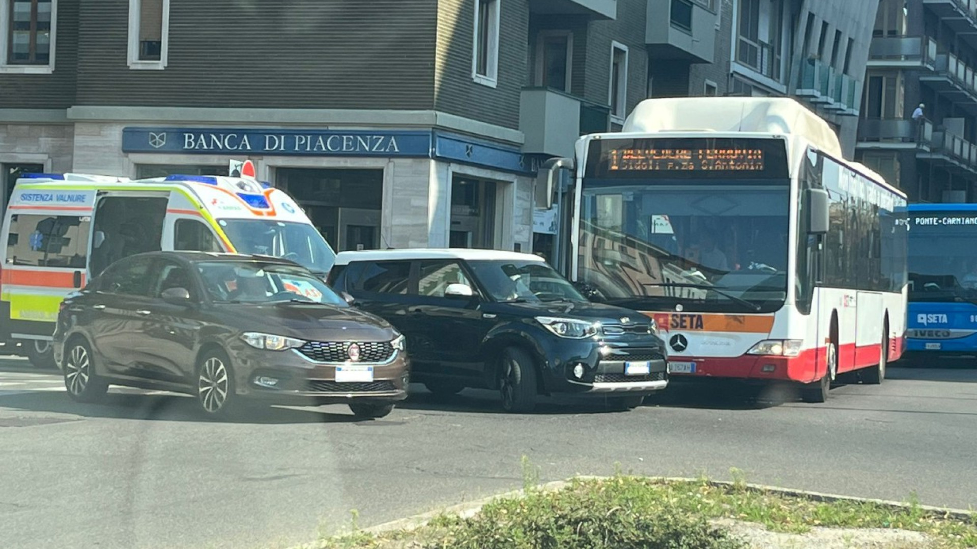 Scontro tra un'auto e un bus di linea, traffico bloccato in via Genova