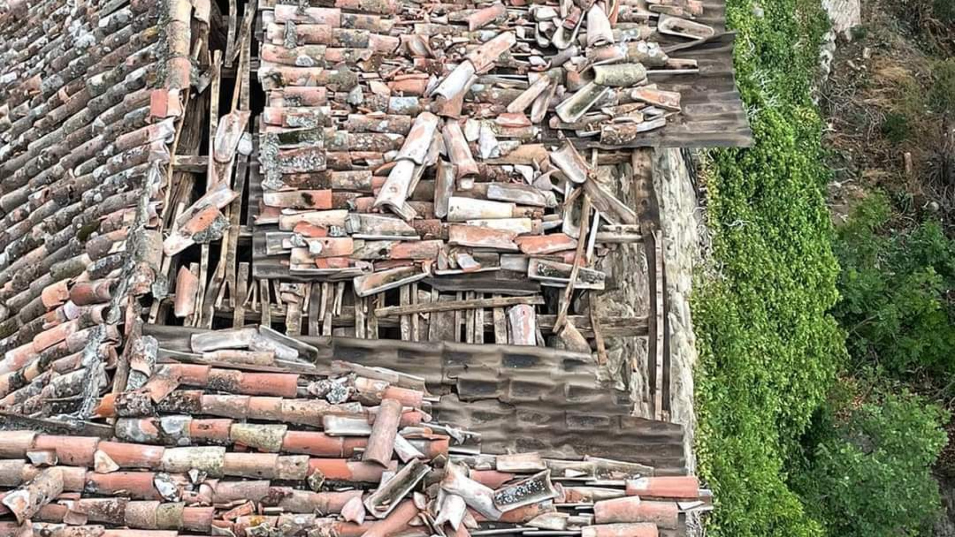 Danni del ciclone: crollata la meridiana a Pomaro, tetti scoperchiati a Rocca d'Olgisio