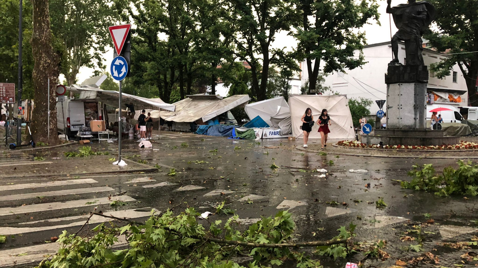 Bomba d'acqua e vento, danni nel Piacentino. Fuga dalla fiera: ambulante ferito