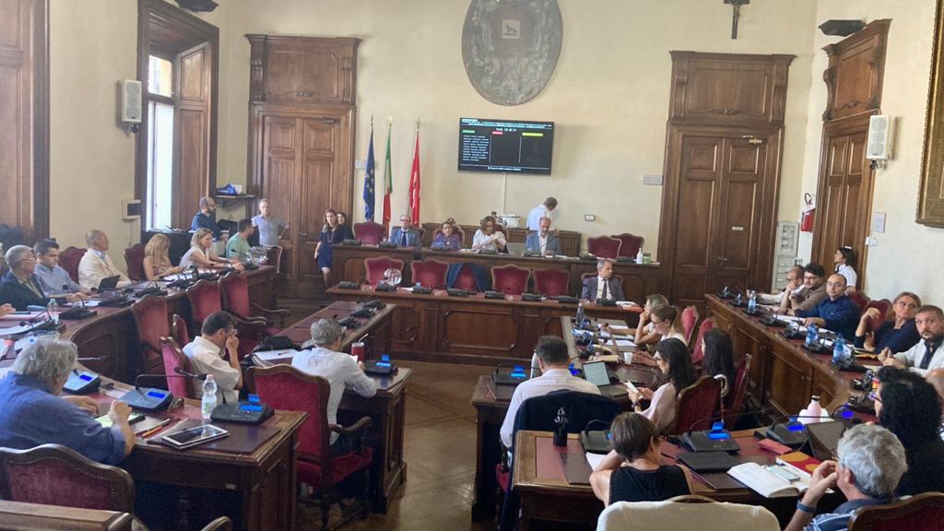 Consiglio, Barbieri: "All'asta lo scheletro di via X Giugno". Dibattito sul family-friendly