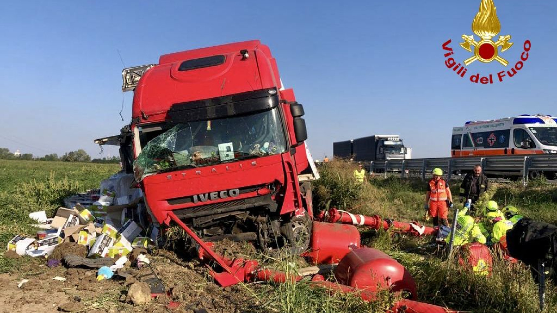 Tir sbanda e finisce fuori strada in A21, conducente ferito e lunghe code