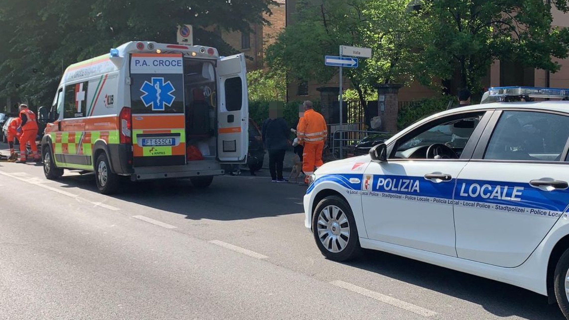 Travolta da un suv in via IV Novembre: giovane trasportata all'ospedale