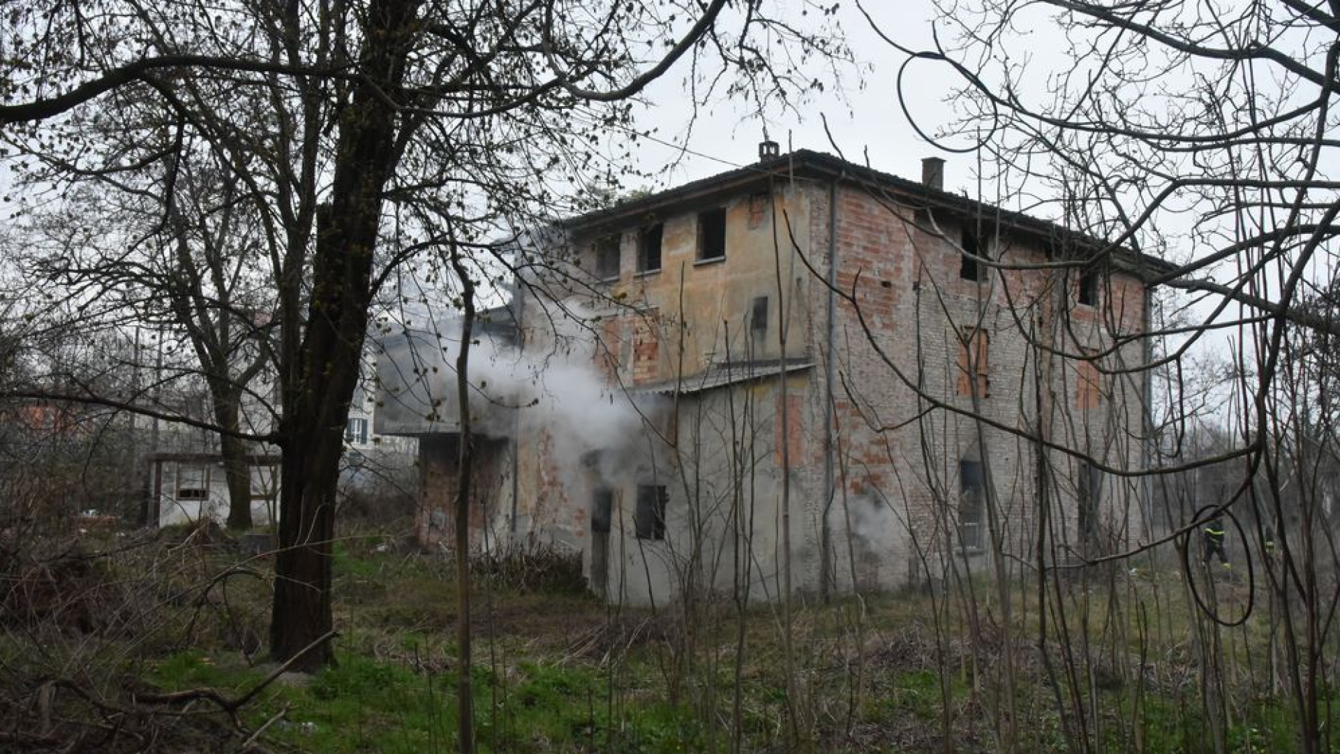 Via Bixio, incendio in un casolare. Straniero esce in tempo e si salva