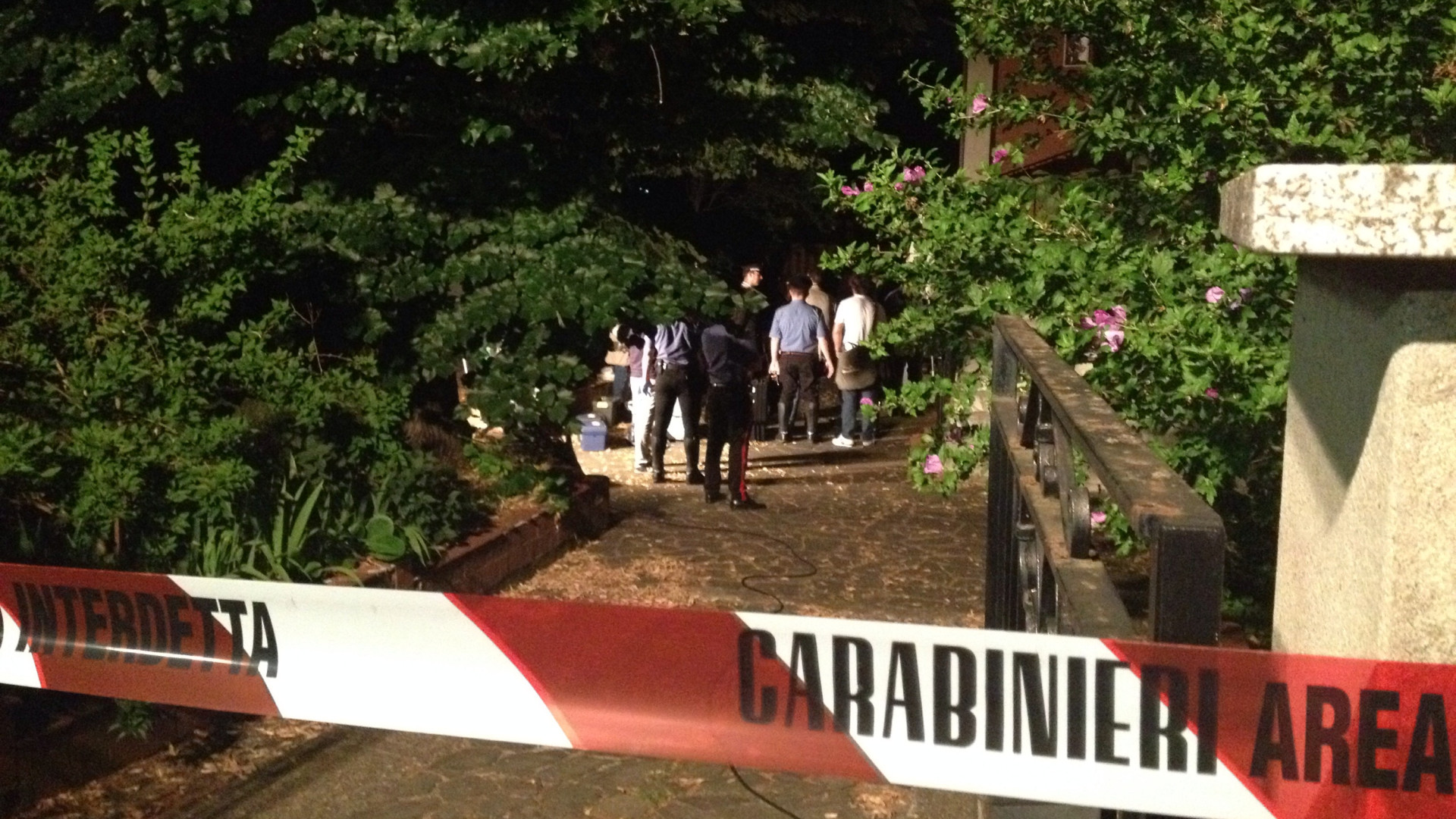 Coppia trovata morta in casa, omicidio-suicidio in via Maggi